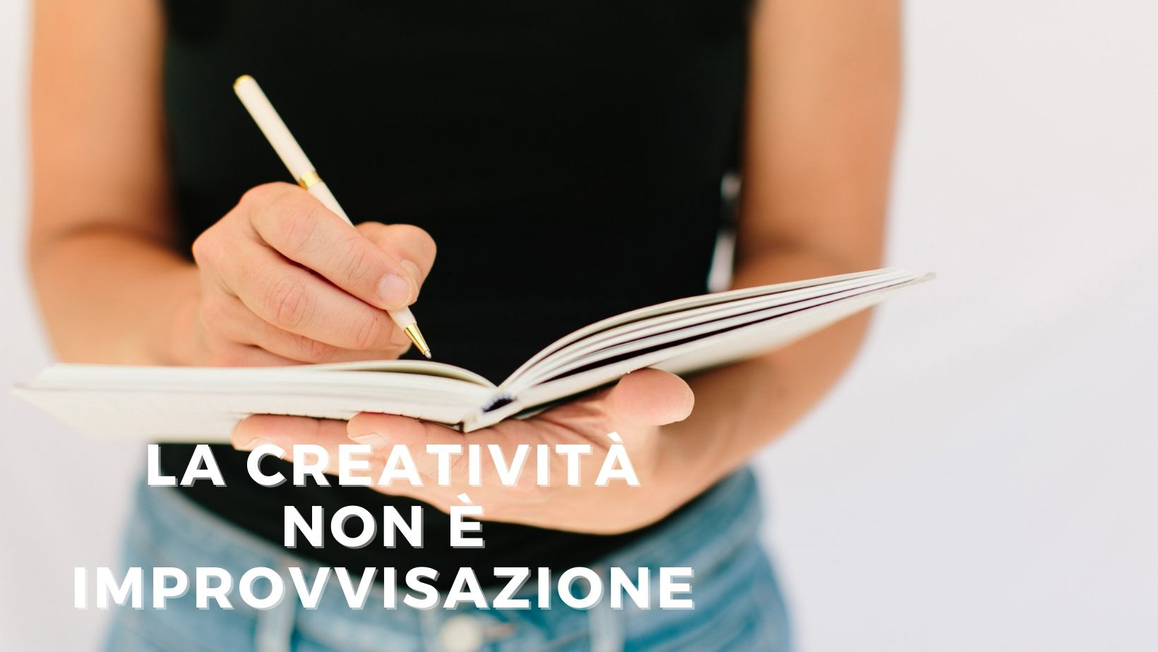 Immagine di ragazza che prende appunti su un quaderno