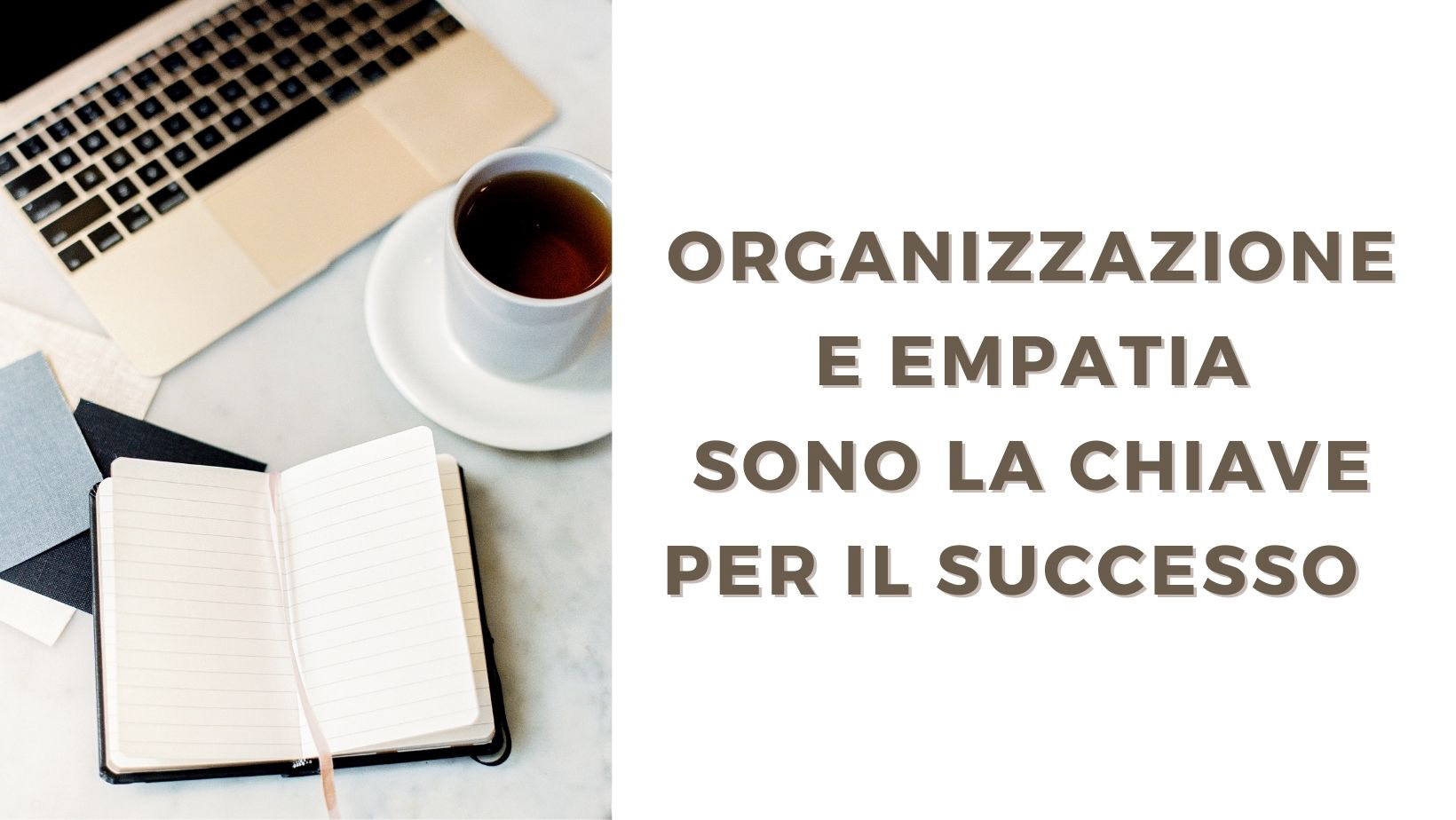 tavolo con computer, caffè e agenda per pianificare le attività