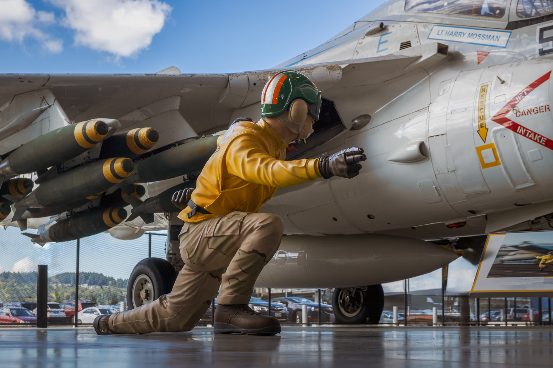 Yellow Shirts 🇩🇪 Flugzeugdirektoren: Sie weisen die Flugzeuge auf dem Deck ein. Verantwortlich für Bewegungen auf dem Flugdeck, z. B. das Einweisen in die Startposition. 🇺🇸 Aircraft Directors: They guide aircraft on the flight deck. Responsible for all aircraft movement on the flight deck, e.g., directing to the launch position.