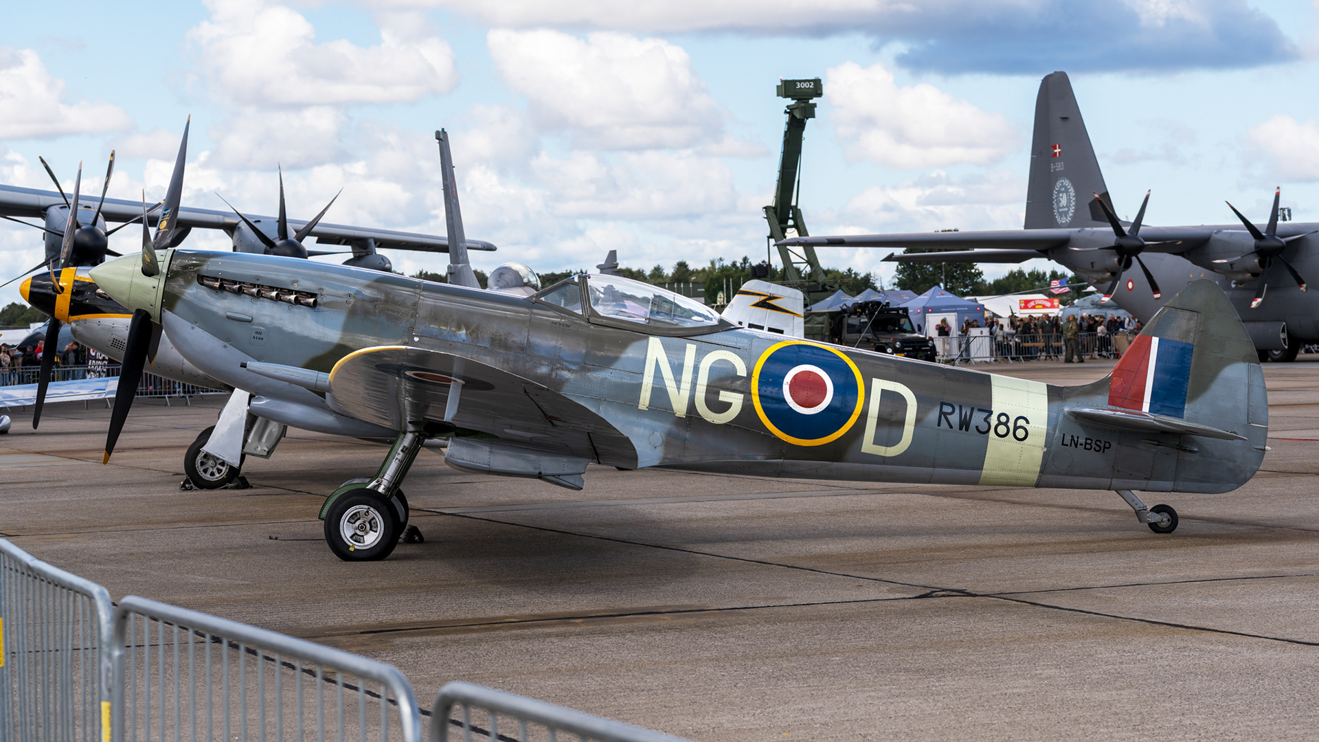 Supermarine 361 Spitfire LF.XVIe Reg: LN-BSP / RW386