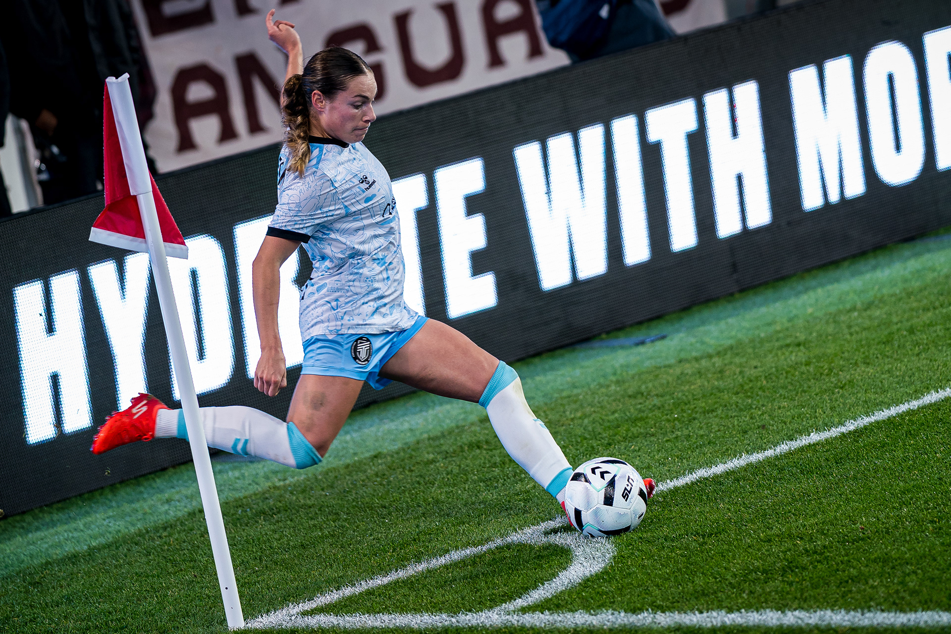 Emma Regan kicks a corner for the AFC Toronto at the NSL 2025 final