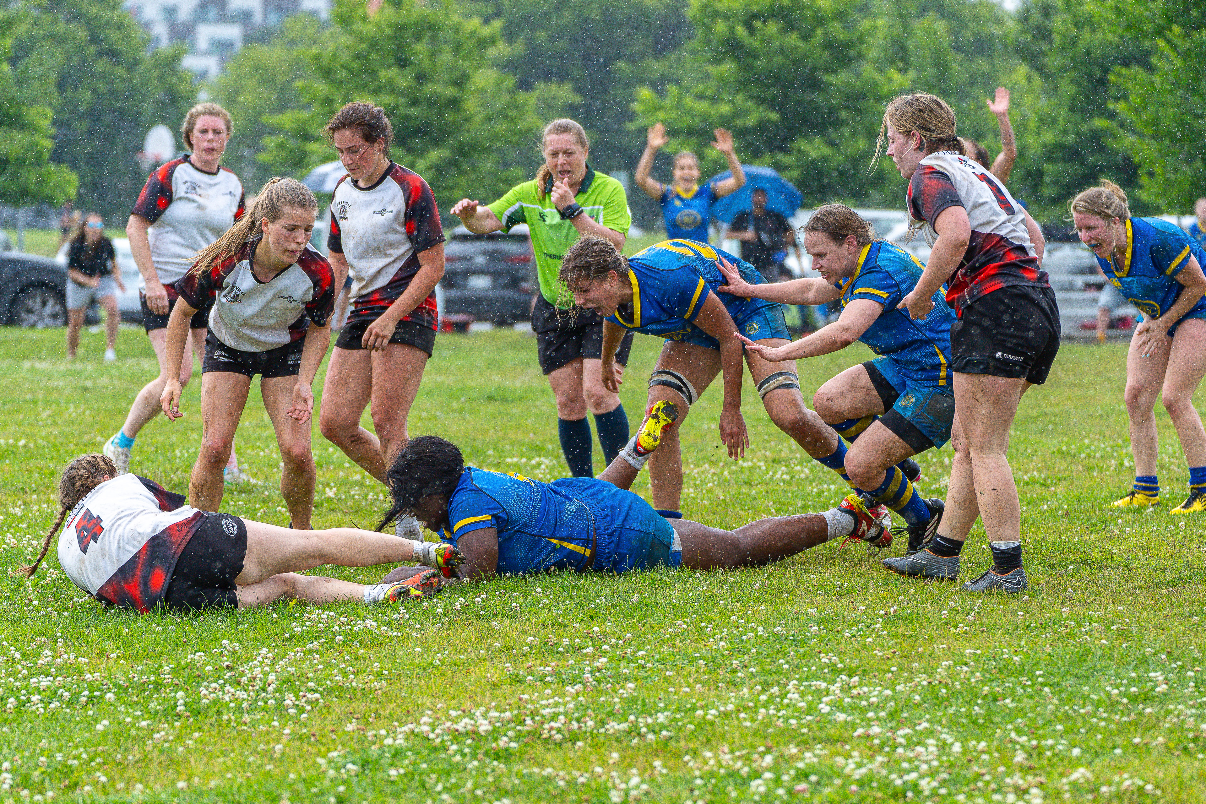 the Balmy beach Rugby club women team scores the winning try