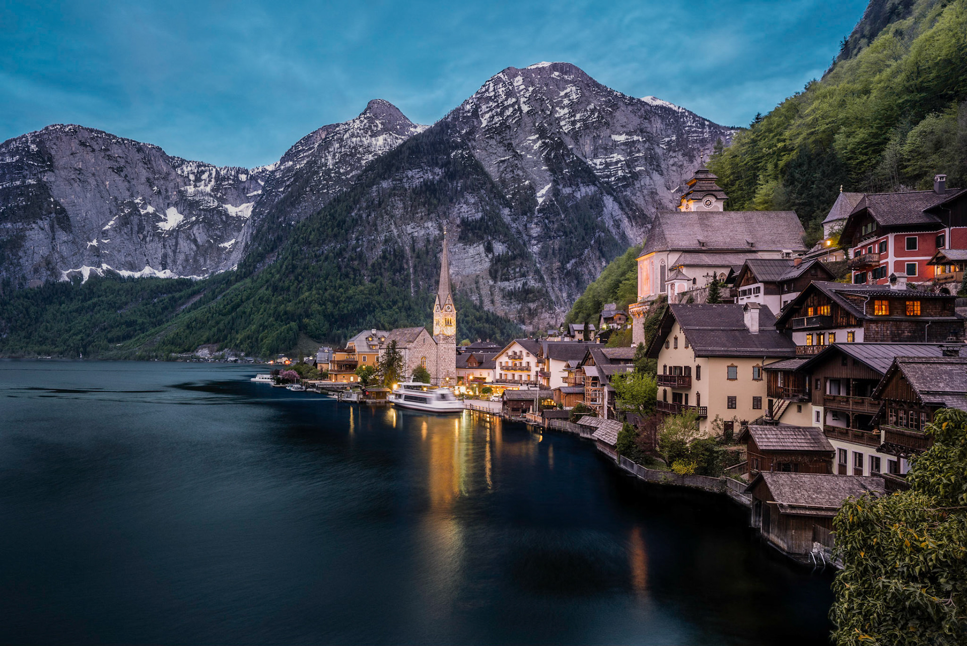Beautiful and enchanting mountain village of Hallstatt on the Hallstatt lake, the pearl of Austria.