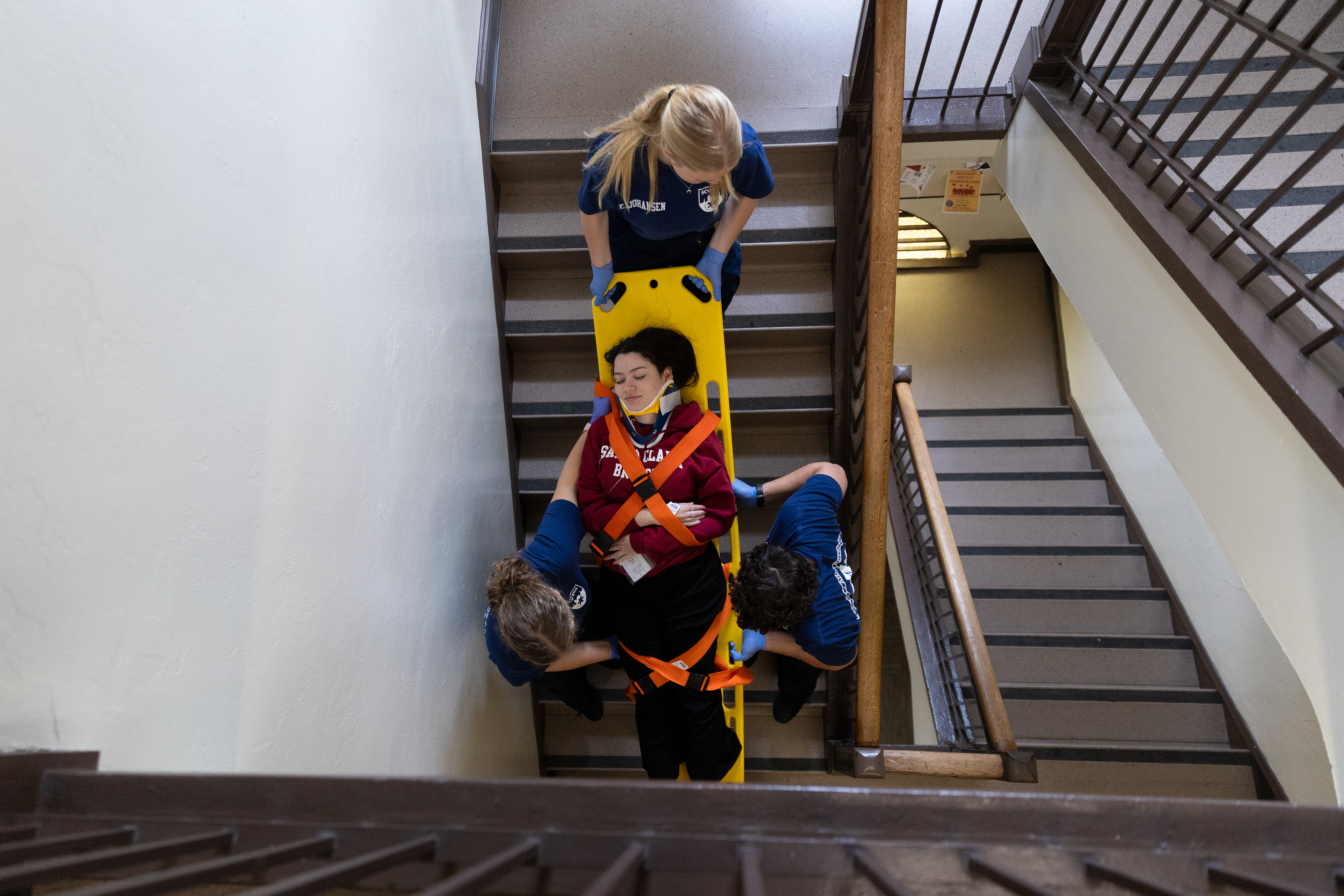Members of Santa Clara University Emergency Medical Services (SCU EMS) carry a patient down the stairs of O’Connor Hall during their Mass Casualty Incident (MCI) training drill on Saturday, May 2, 2026. (Nina Glick/The Santa Clara) 