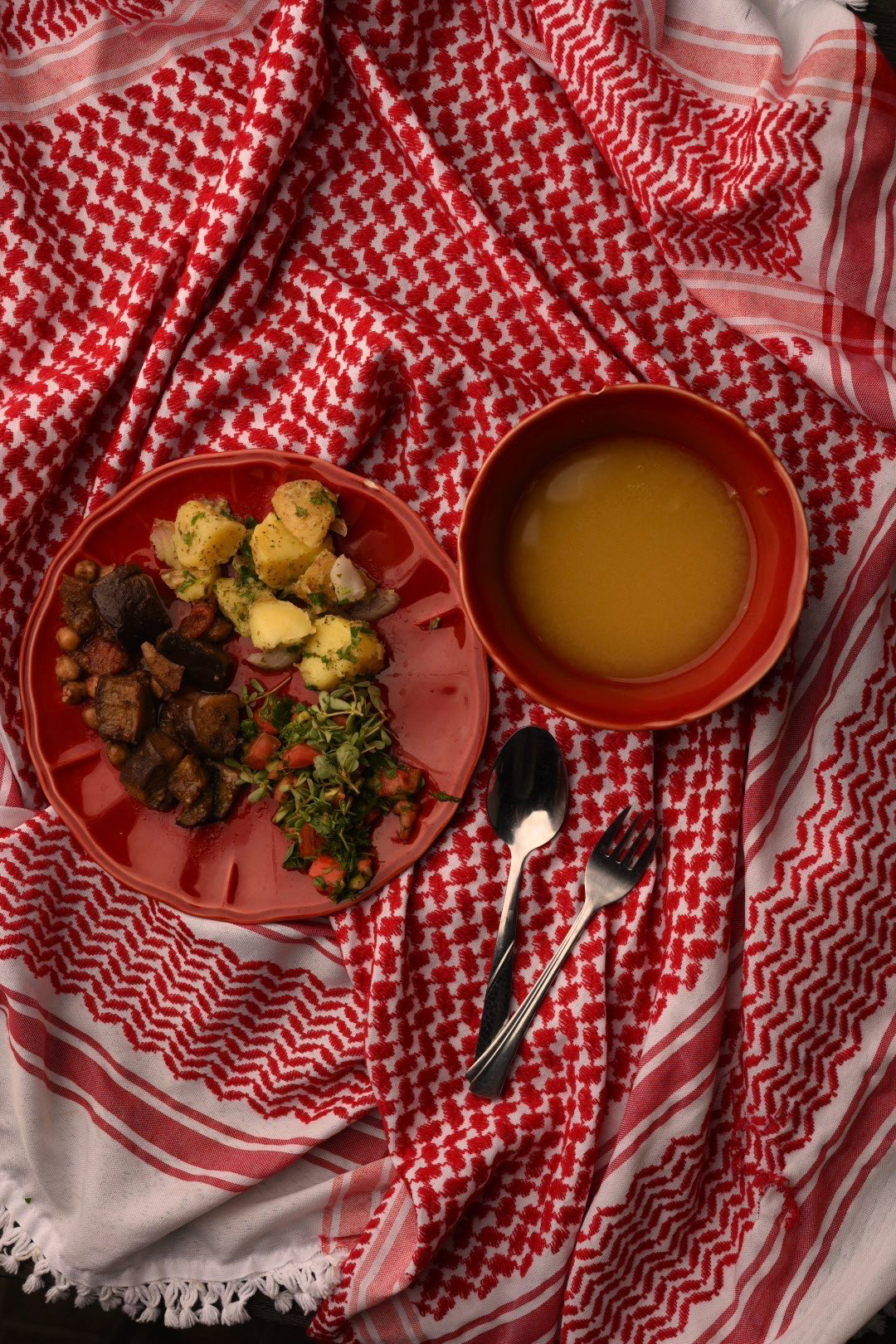 Julius Schlosburg, Red keffiyeh food