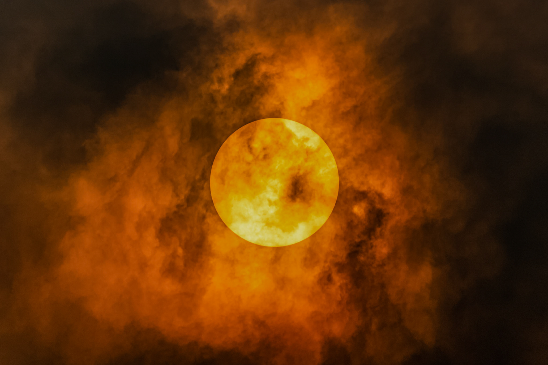 The sun behind bushfire smoke in St Ives