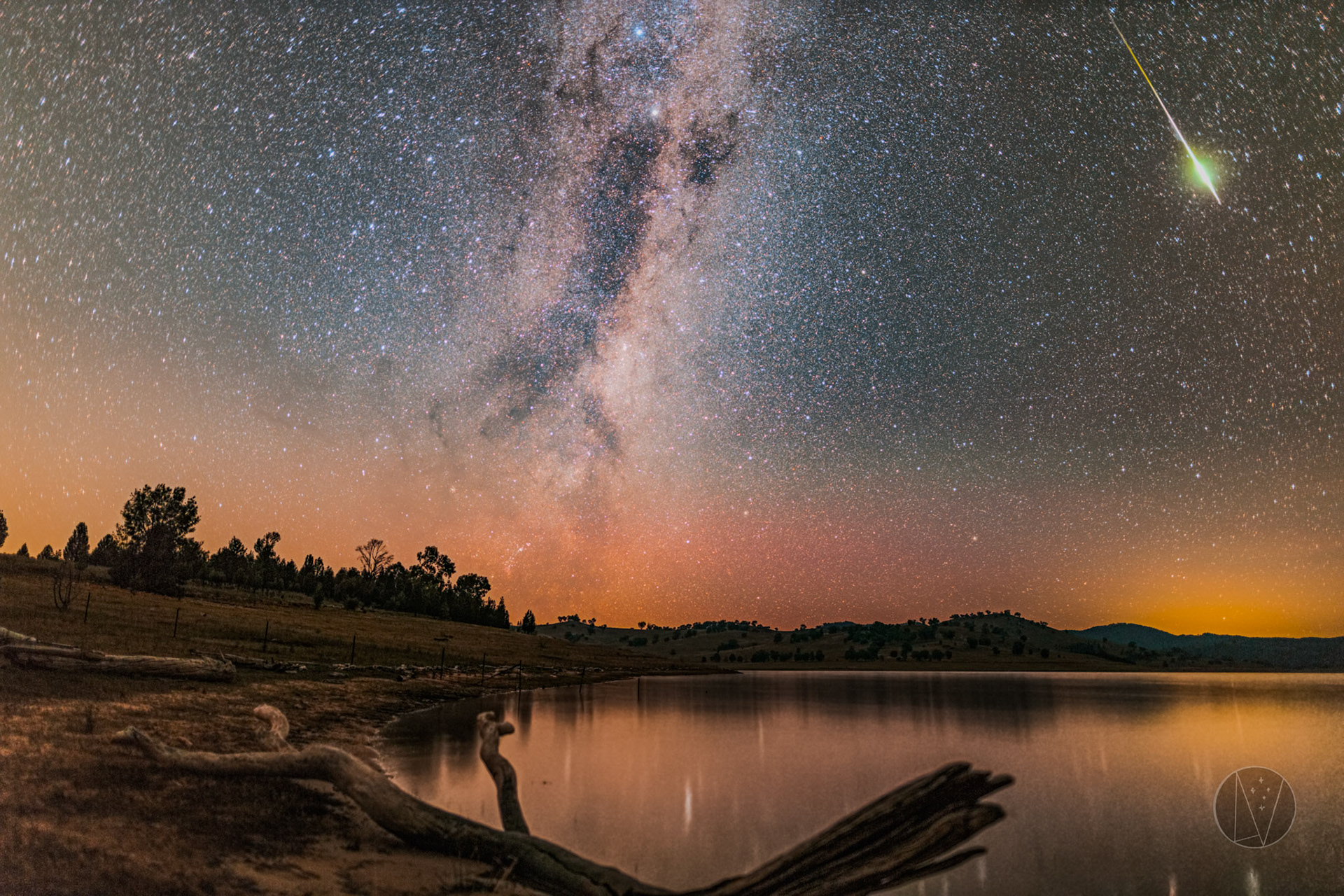 Meteor and the Milky Way from Grabine