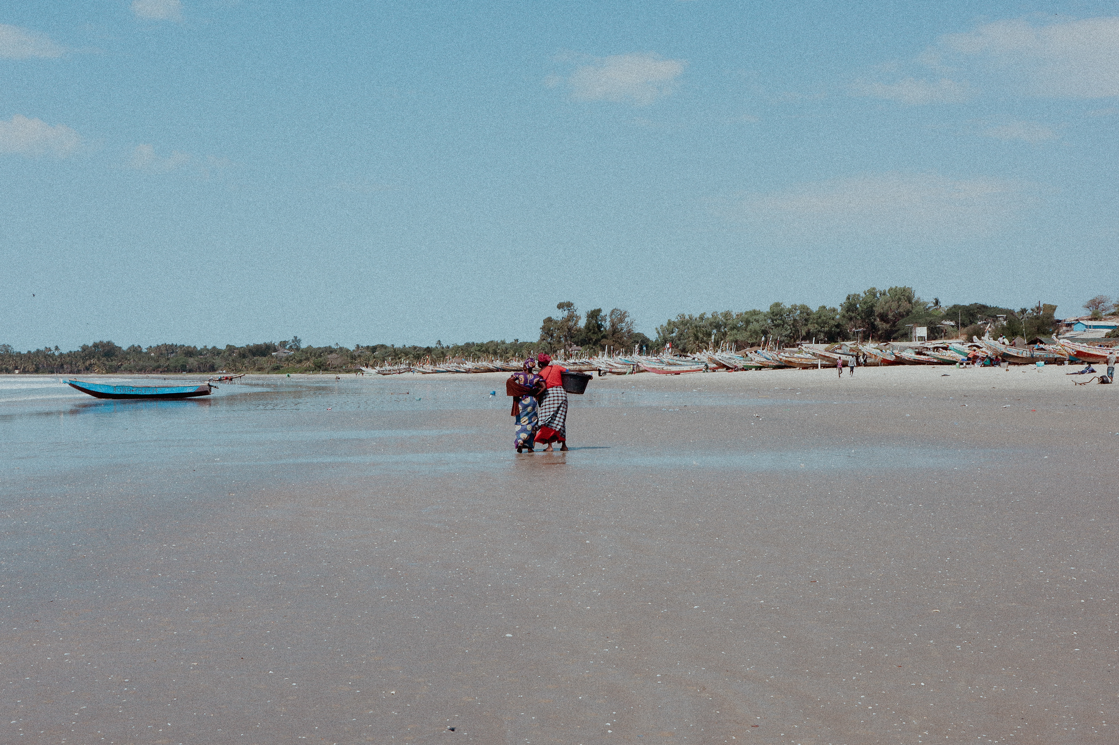 En las playas de la zona, las mujeres recogen el pescado y lo venden