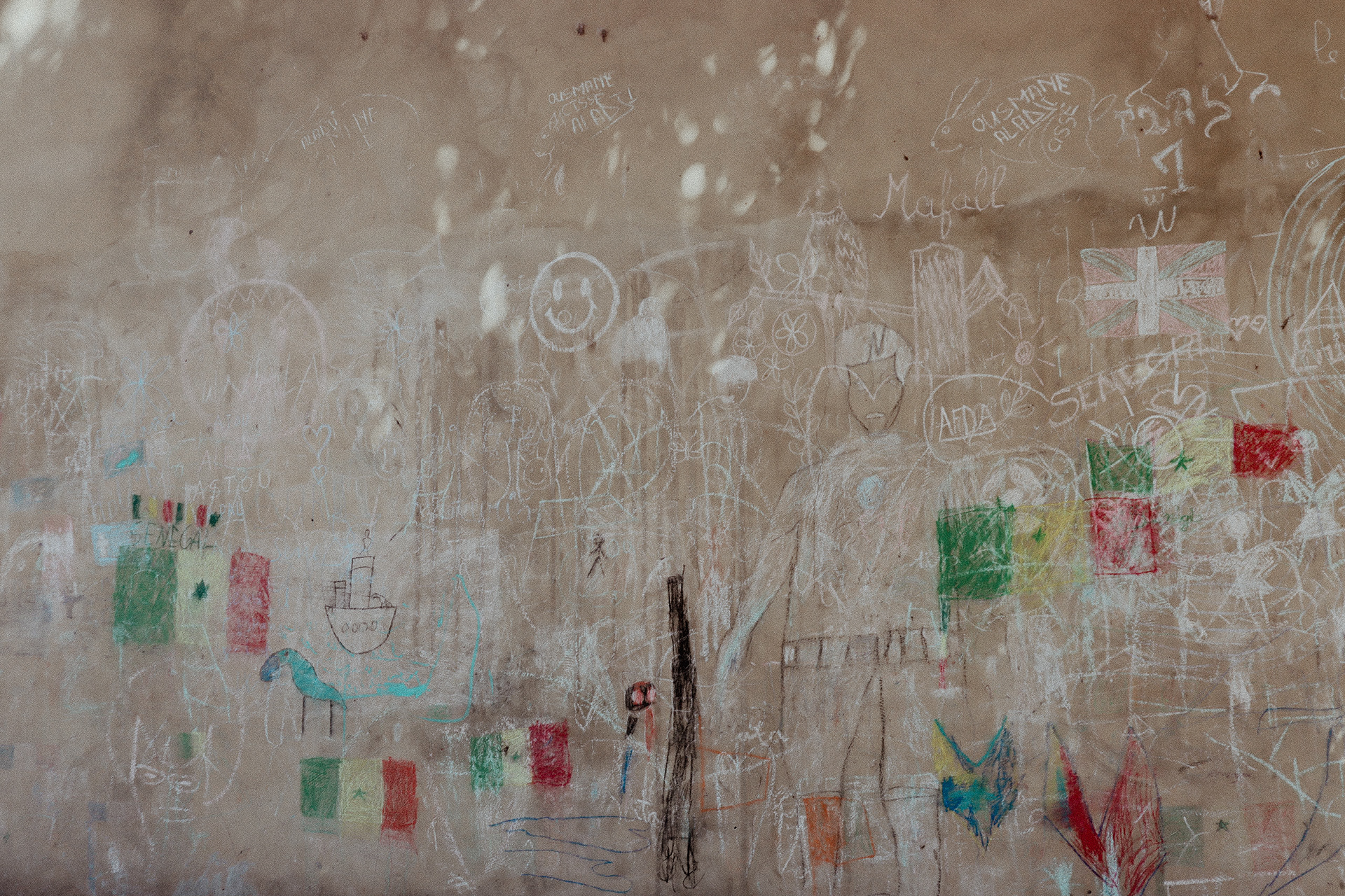 El mural de su casa, lleno de banderas de senegal y del País Vasco