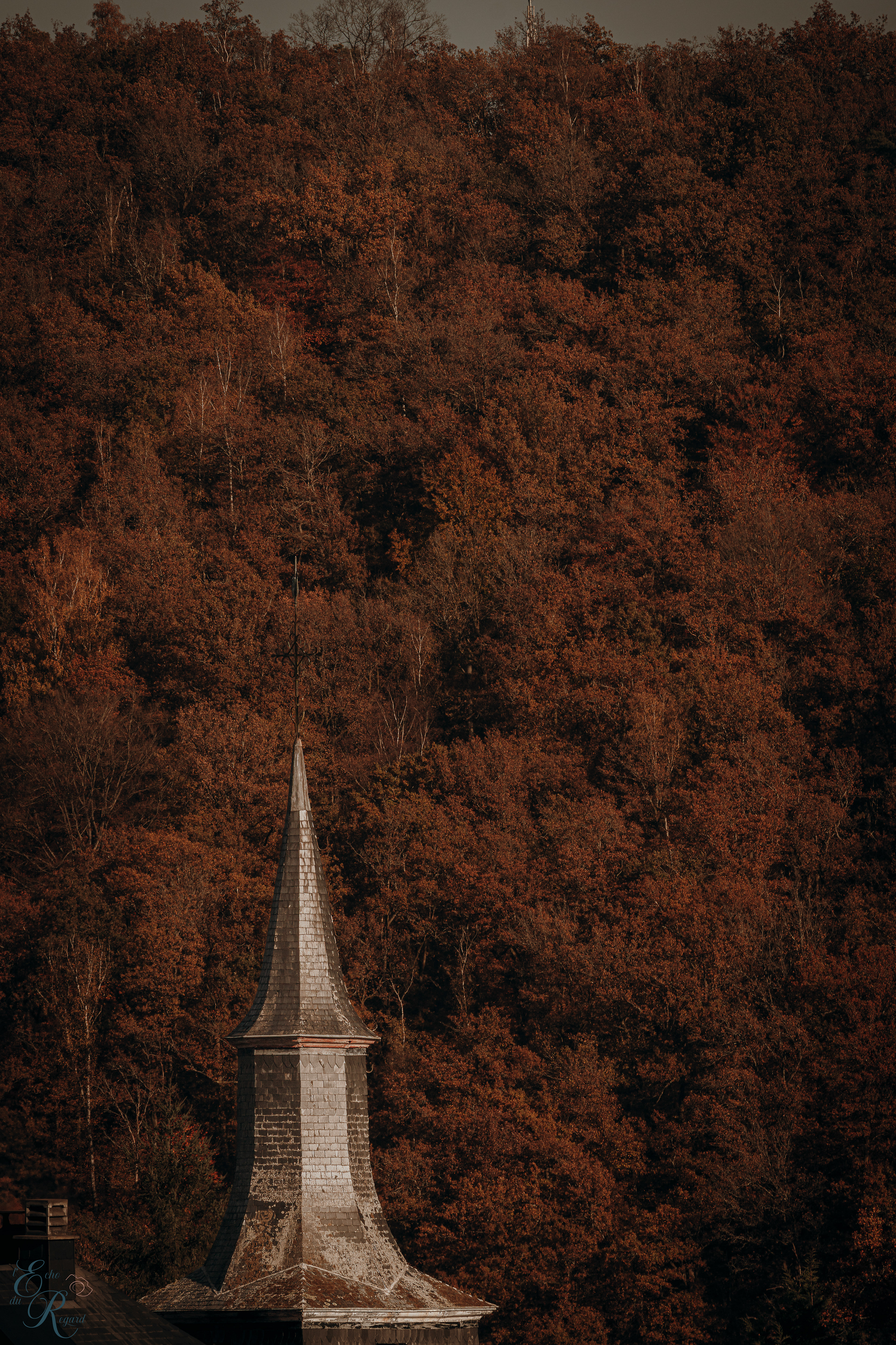 Le Clocher des Feuilles Rouges