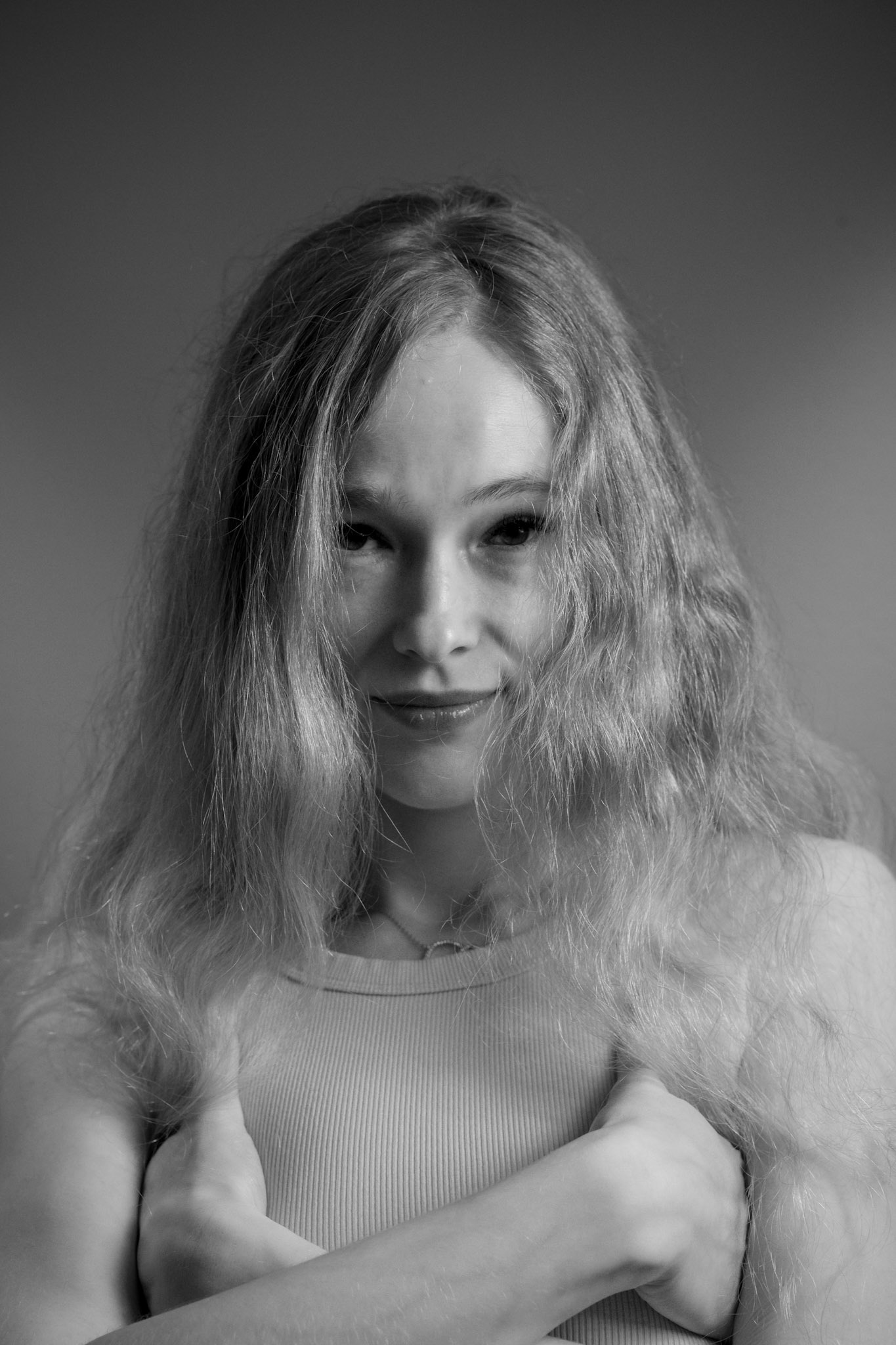 Sasha Sytenko — soft black-and-white portrait. Model: IG: @_sasha_sytenko_.