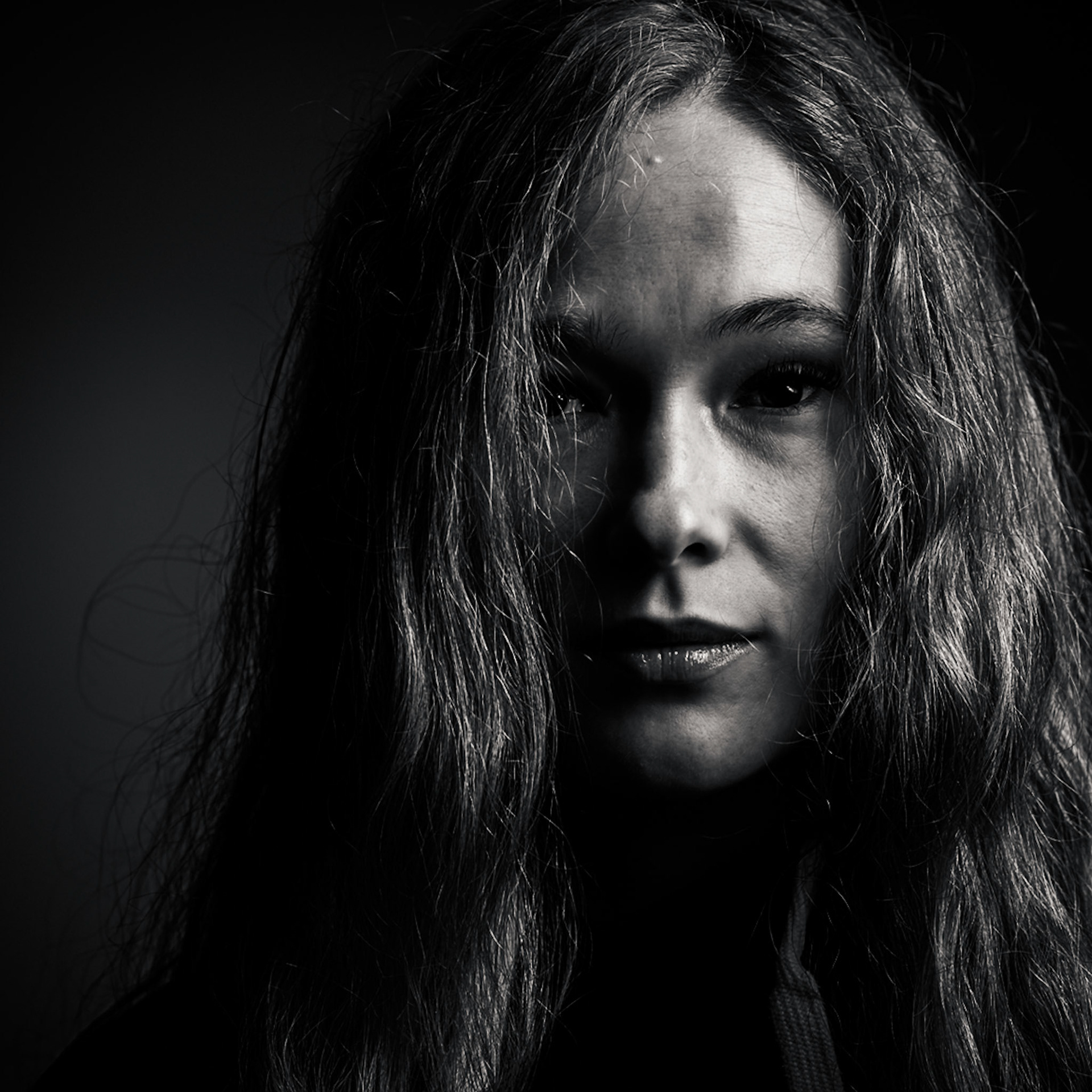 Sasha Sytenko — cinematic low-key black-and-white portrait. Model: IG: @_sasha_sytenko_.