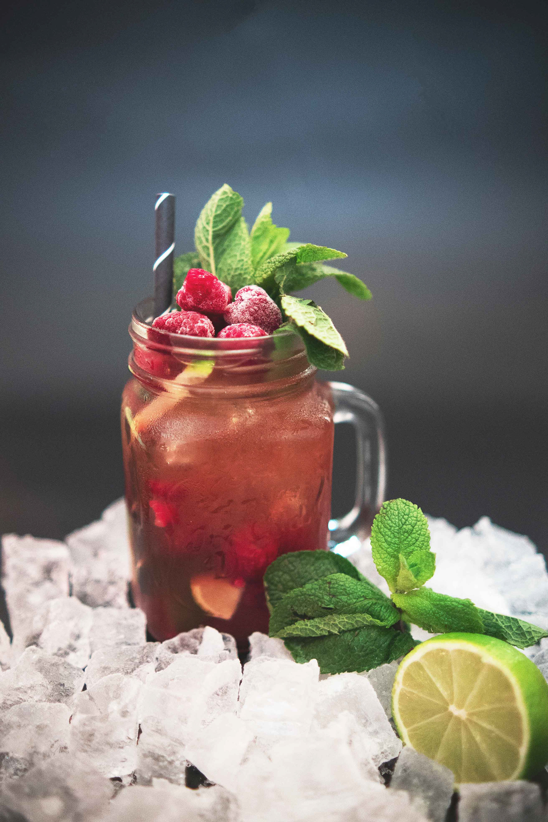 Ästhetisches Drink-Foto eines exklusiven Cocktails mit Fokus auf Textur und Frische vor dem stimmungsvollen Hintergrund einer Bar