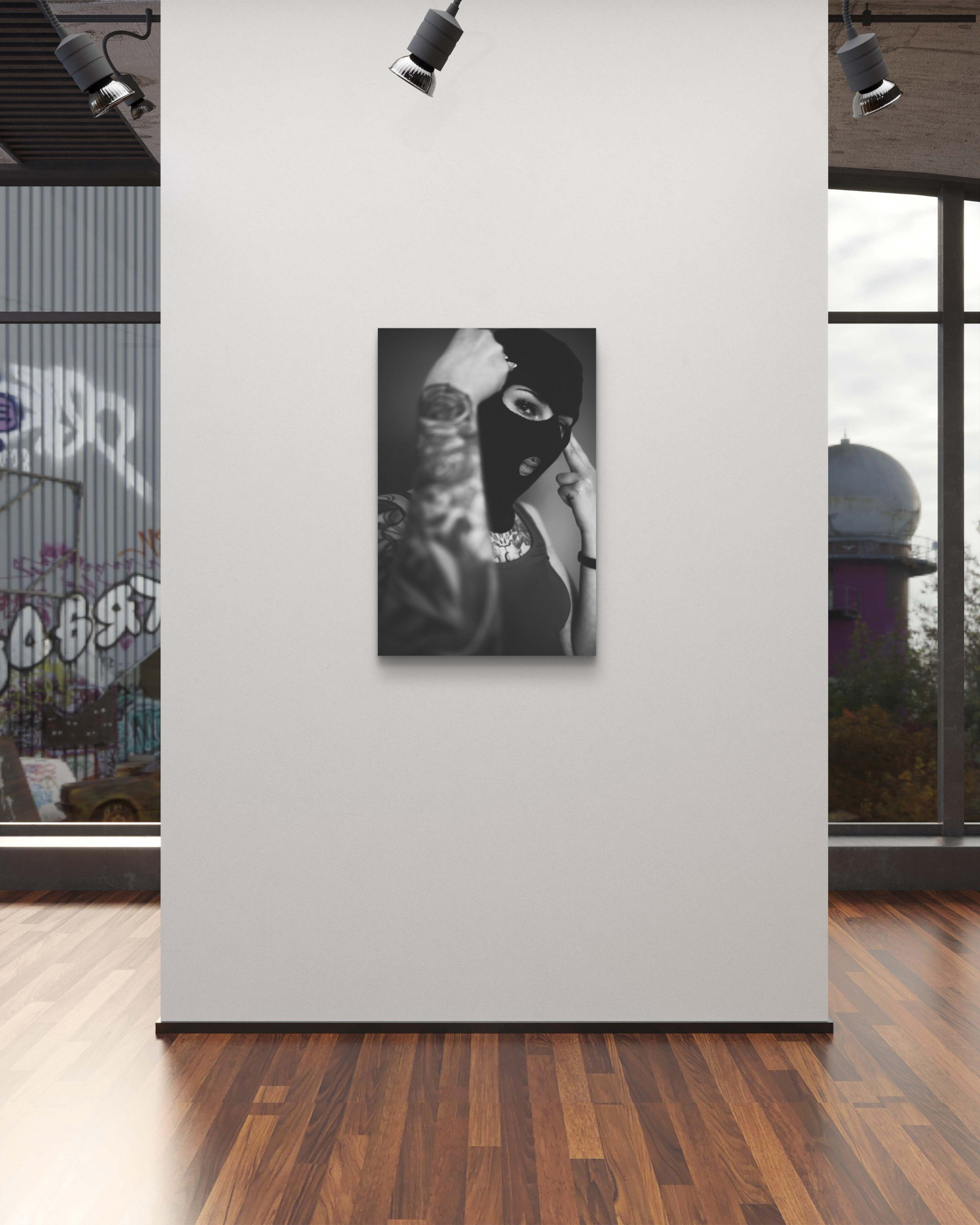 Ein Portrait mit einer Frau mit Tattoos an einer  weißen Wand