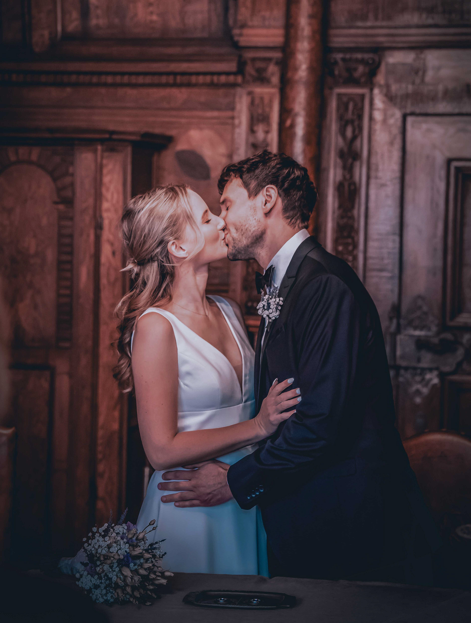 Romantisches Brautpaar-Shooting im Alten Rathaus Regensburg: Emotionaler Kuss nach der Trauung, festgehalten von Medusa Fotografie