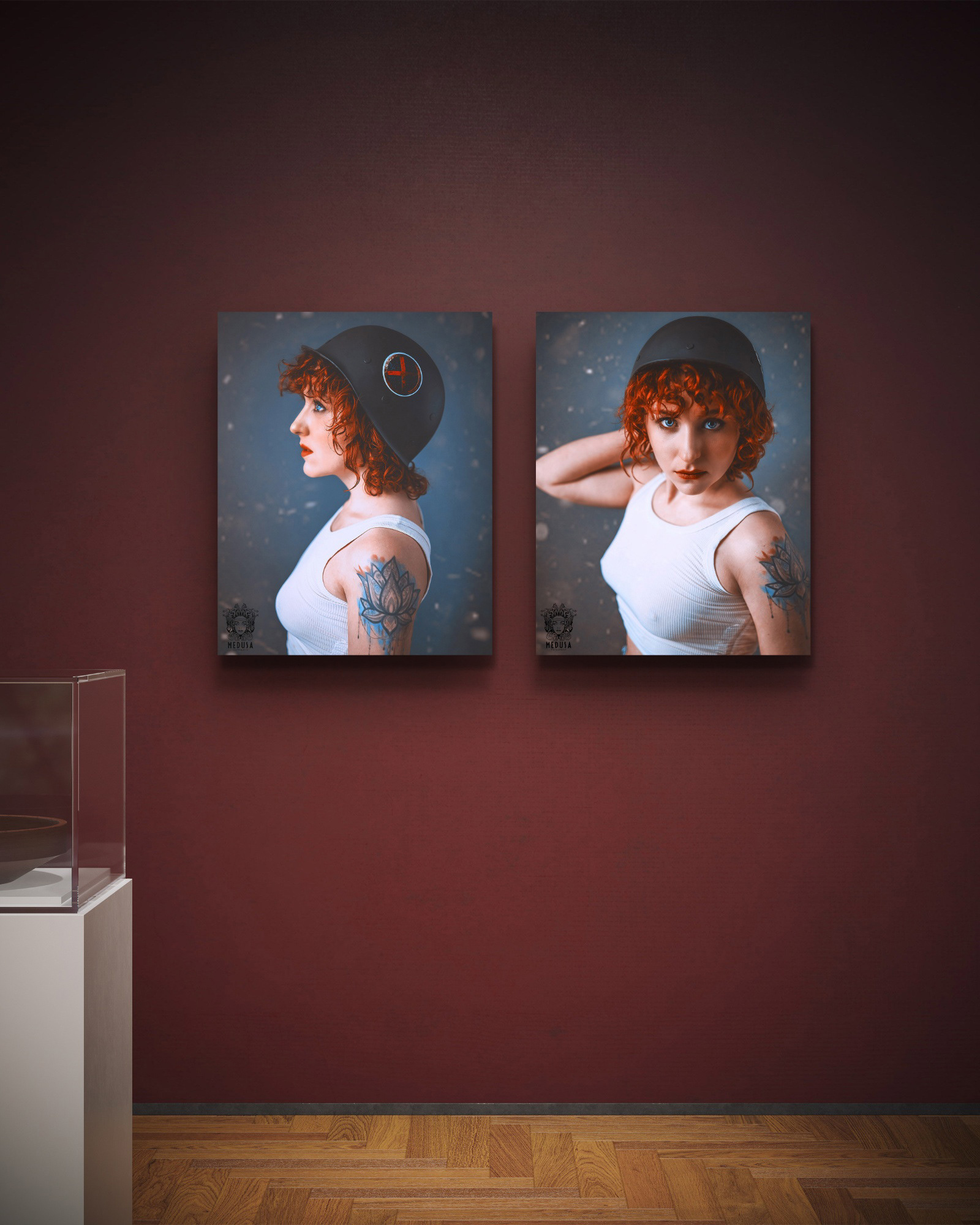 Zwei ausdrucksstarke Portraits einer Frau mit roten Haaren  ausgestellt in einer Galerie