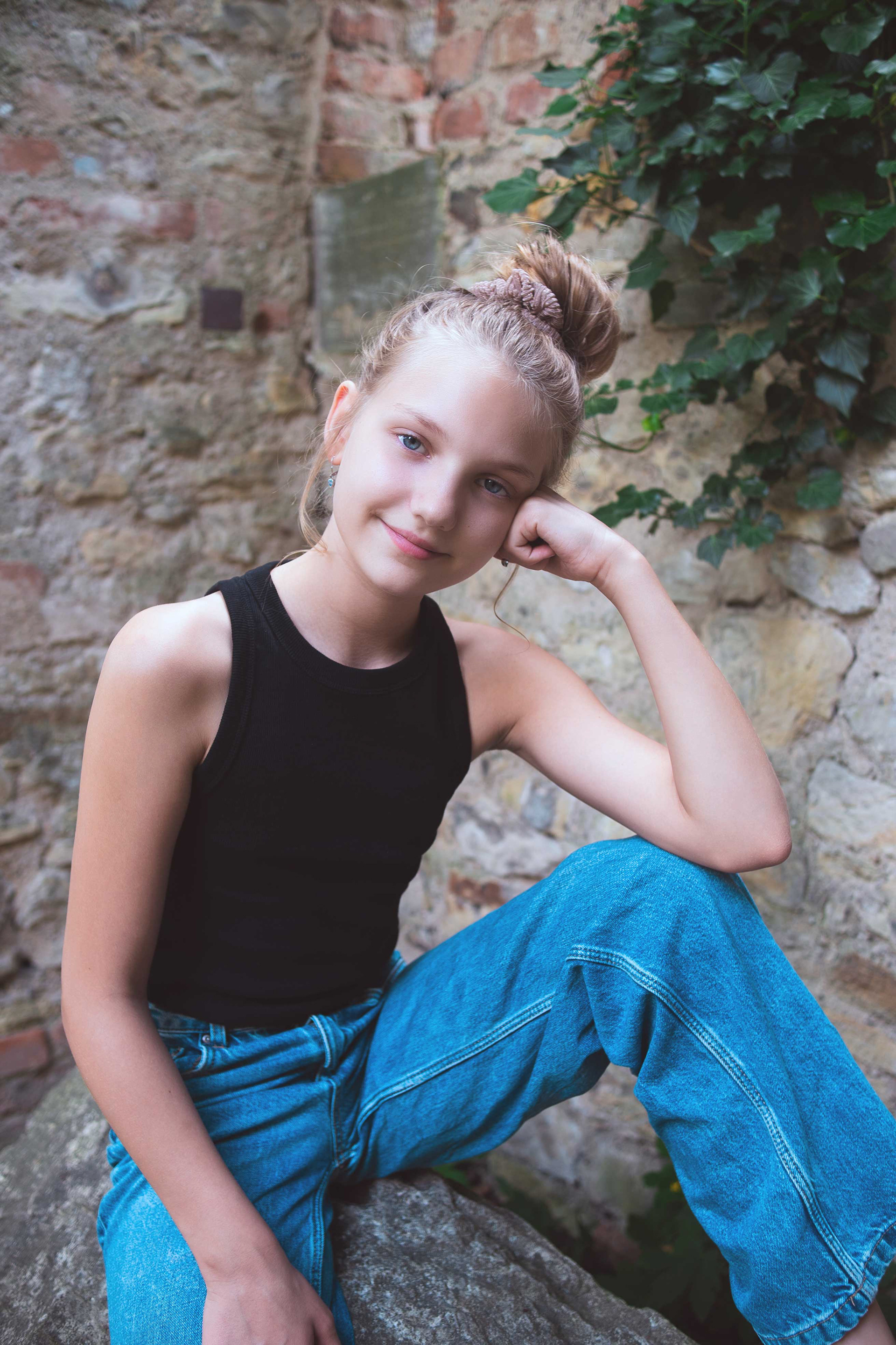 Natürliches Porträt eines jungen Mädchens am Donauufer in Regensburg bei Tageslicht