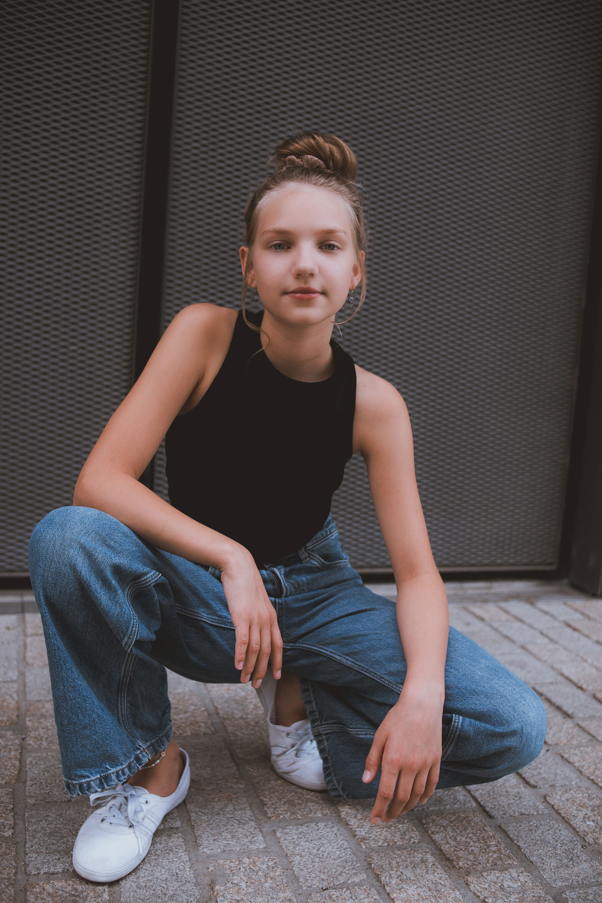 Cooles Urban Lifestyle Porträt eines Mädchens in Baggy-Jeans, fotografiert vor dem Haus der Bayerischen Geschichte in Regensburg von Medusa Fotografie