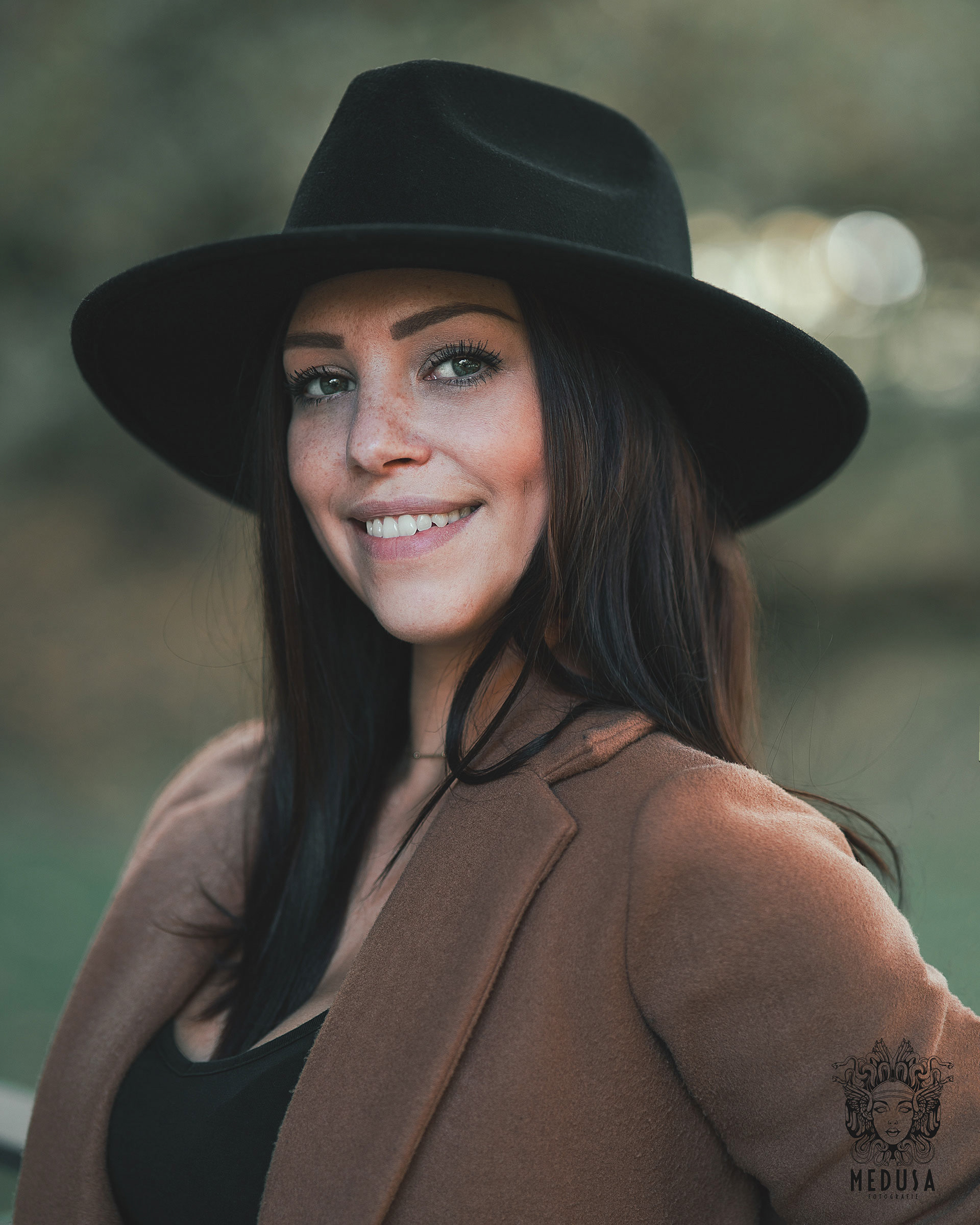 Professionelles Outdoor-Porträt mit natürlichem Licht und weichem Bokeh, fotografiert von Medusa Fotografie – Ihr Fotograf für Porträts in Regensburg