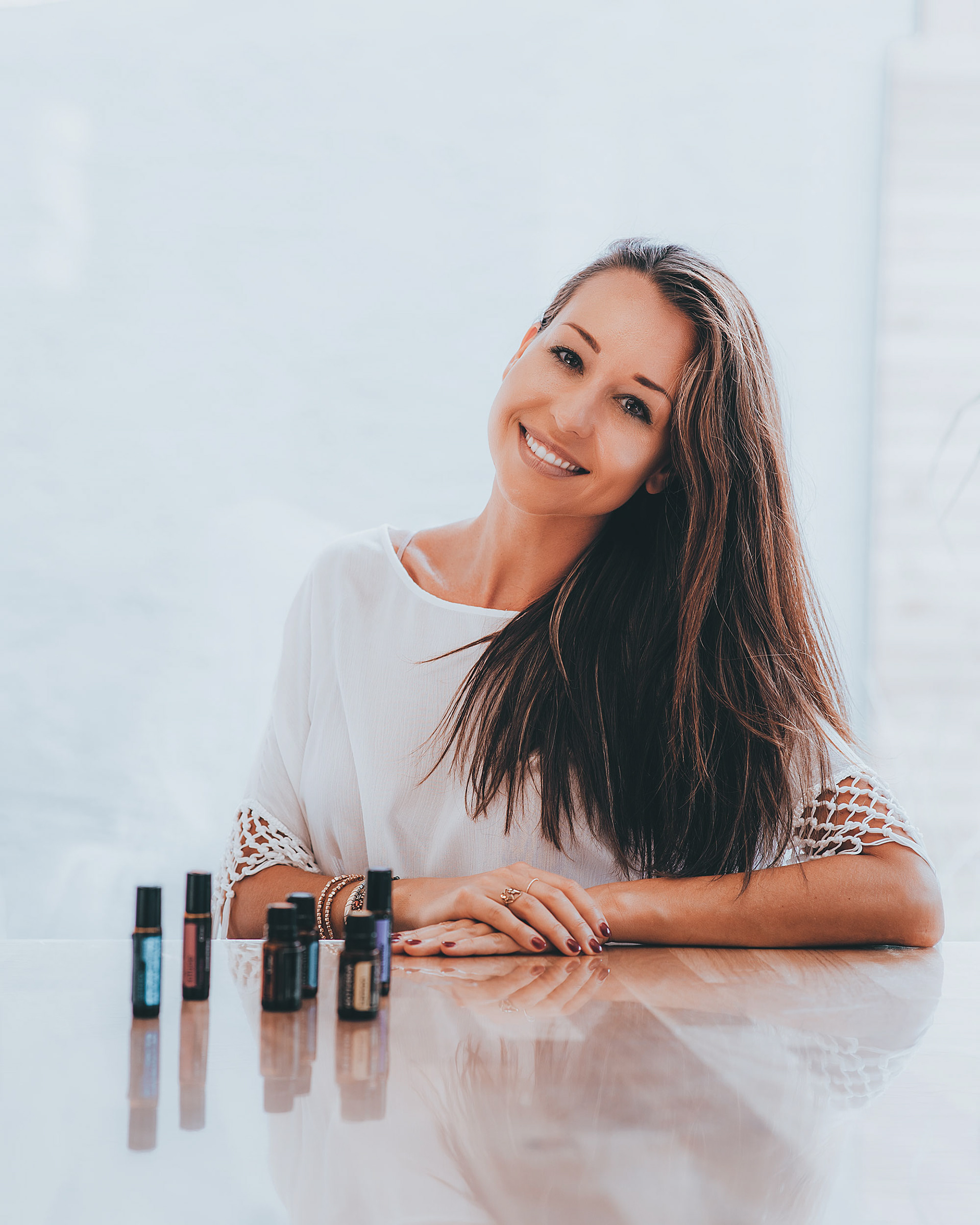 Modernes Personal Branding Shooting: Frau interagiert mit dōTERRA Ölen in hellem Büro-Ambiente, professionelle Marken-Fotografie von Medusa Fotografie Regensburg