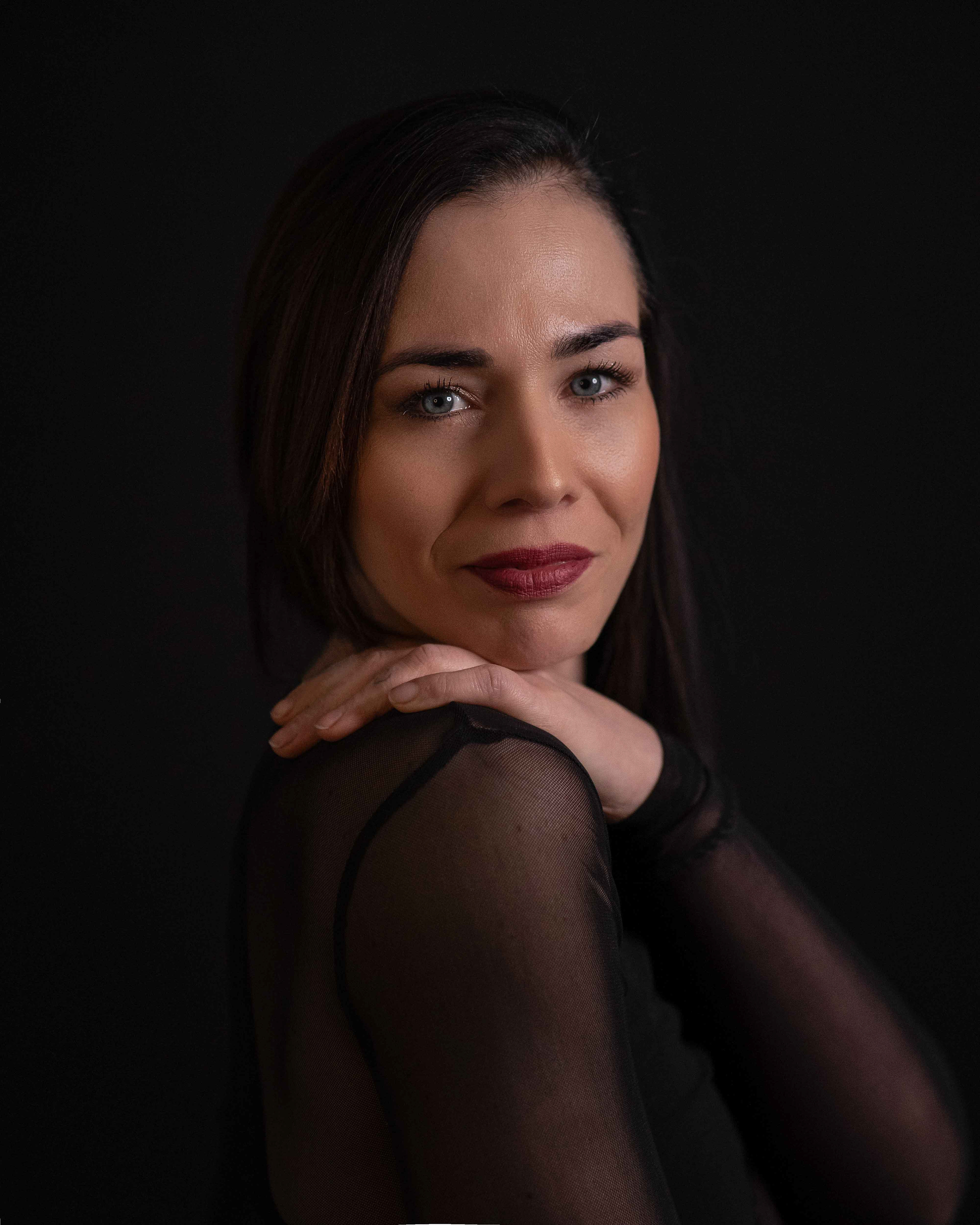 Porträtfoto einer Frau mit dunklen glatten Haaren und silberner Kette in einem Mesh-Oberteil, erstellt von Medusa Fotografie in Regensburg