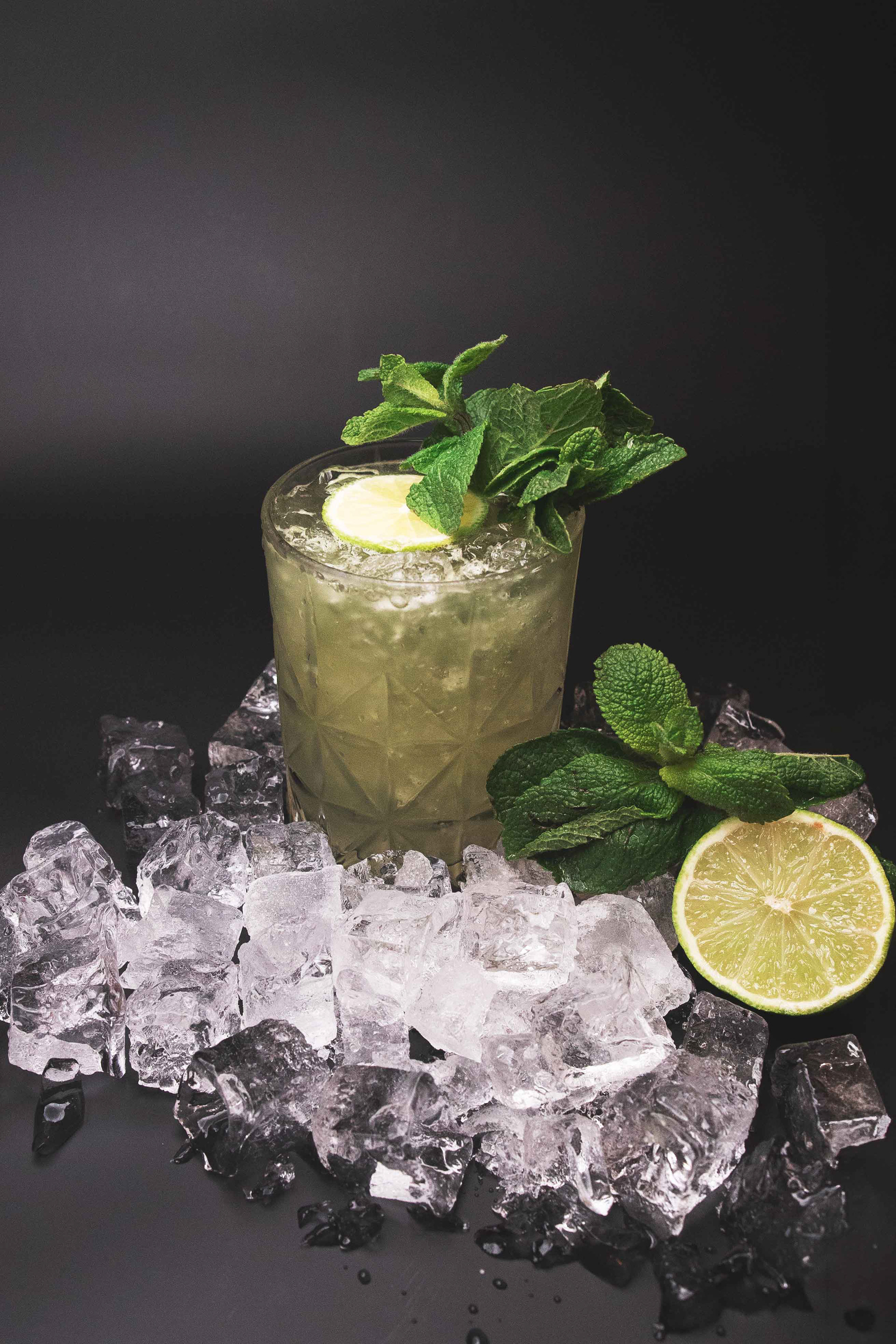 Detailaufnahme eines erfrischenden Cocktails mit Strohhalm und Minze, perfekt inszeniert durch professionelle Beverage-Fotografie