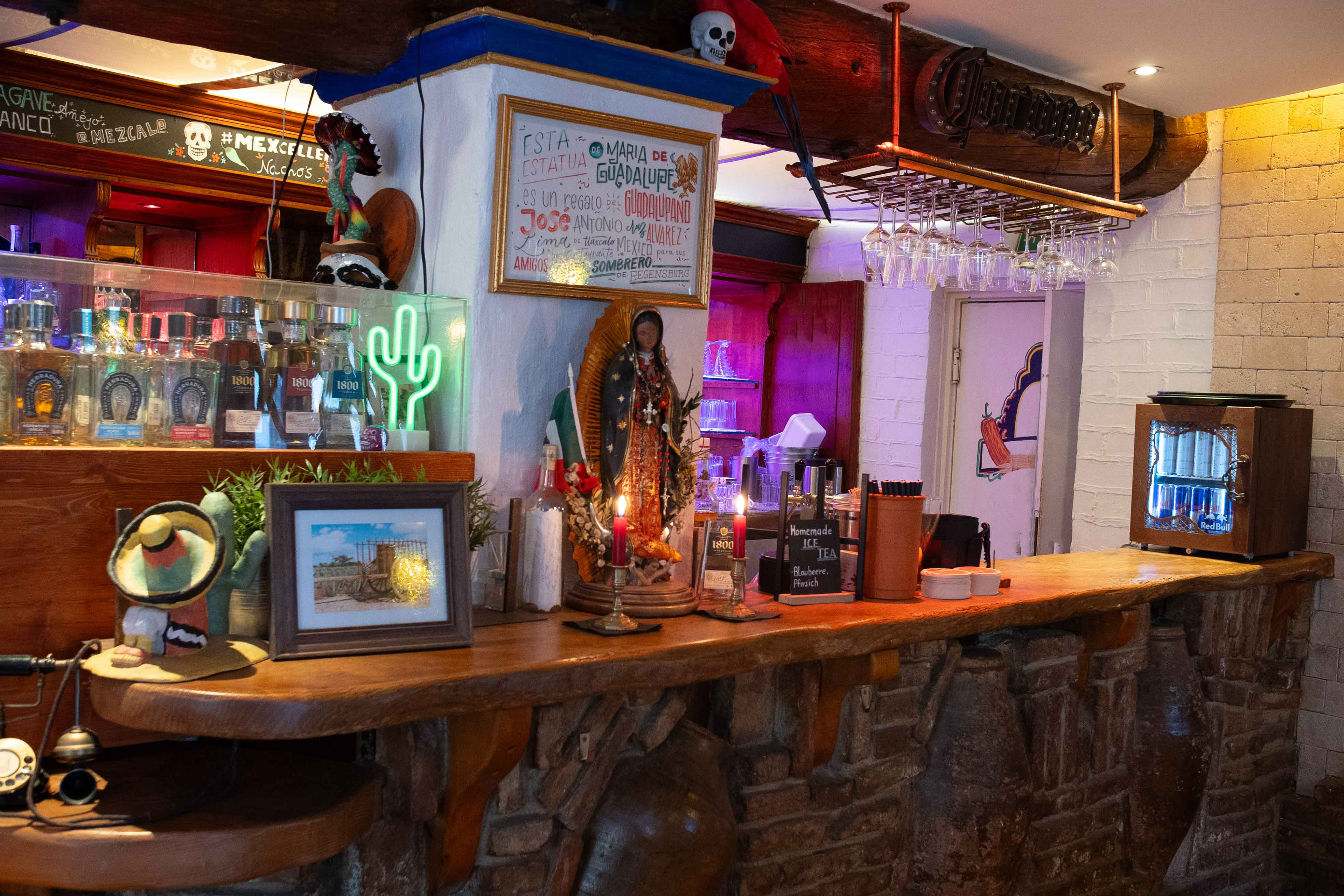 Interieur-Fotografie von Medusa Fotografie: Einladender Barbereich eines gehobenen Restaurants mit atmosphärischem Licht und elegantem Design