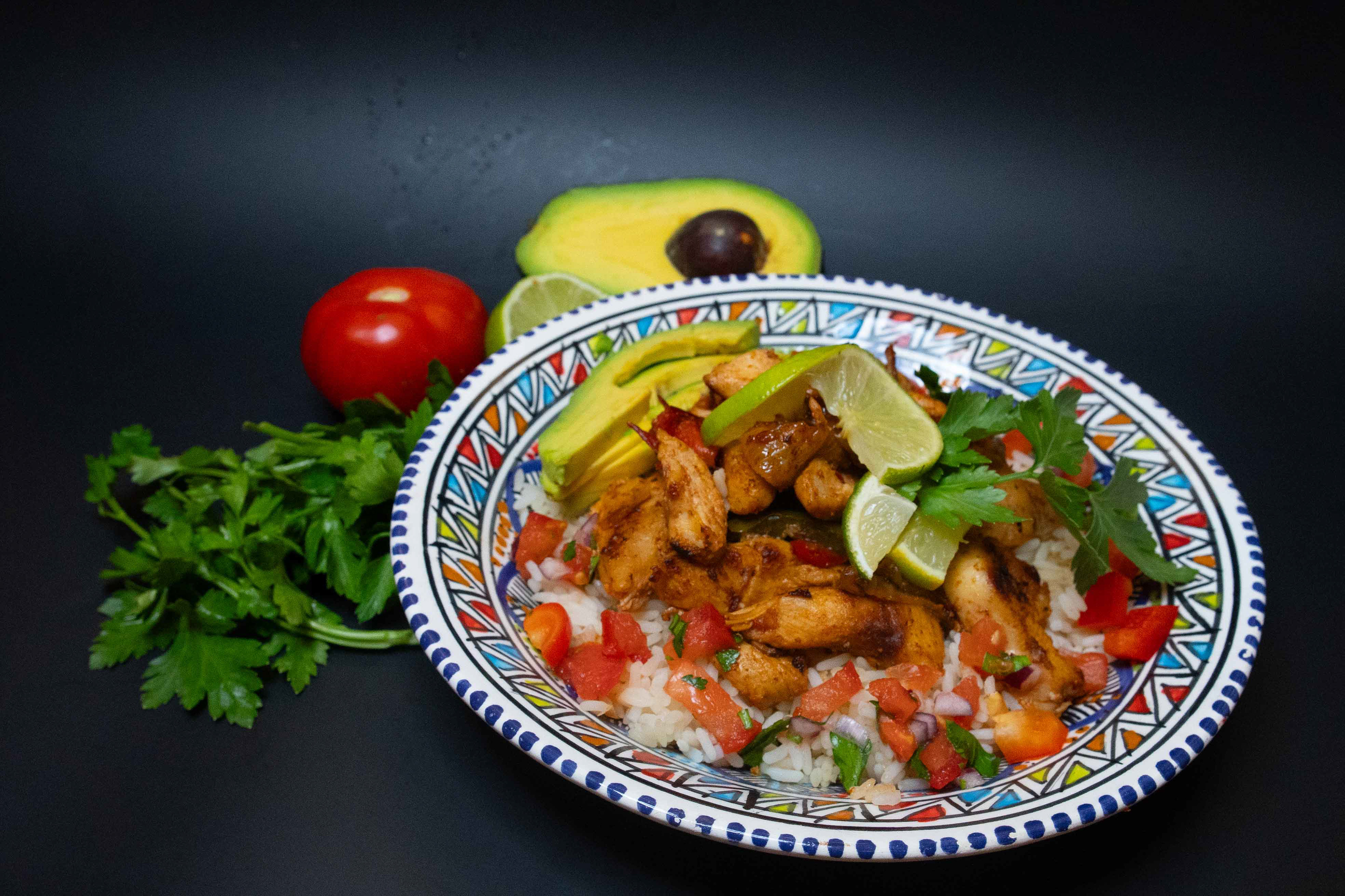 Detailreiches Food-Foto einer kulinarischen Spezialität mit perfektem Fokus auf die Frische und Textur der Zutaten