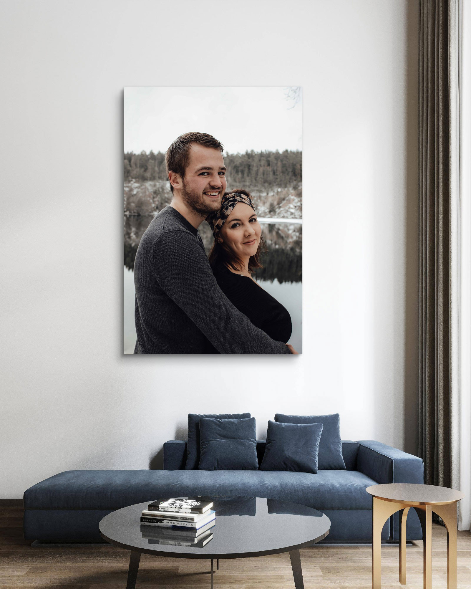 Ein verliebtes Paar steht eng umschlungen auf einem Holzsteg an einem idyllischen See, fotografiert von Medusa Fotografie