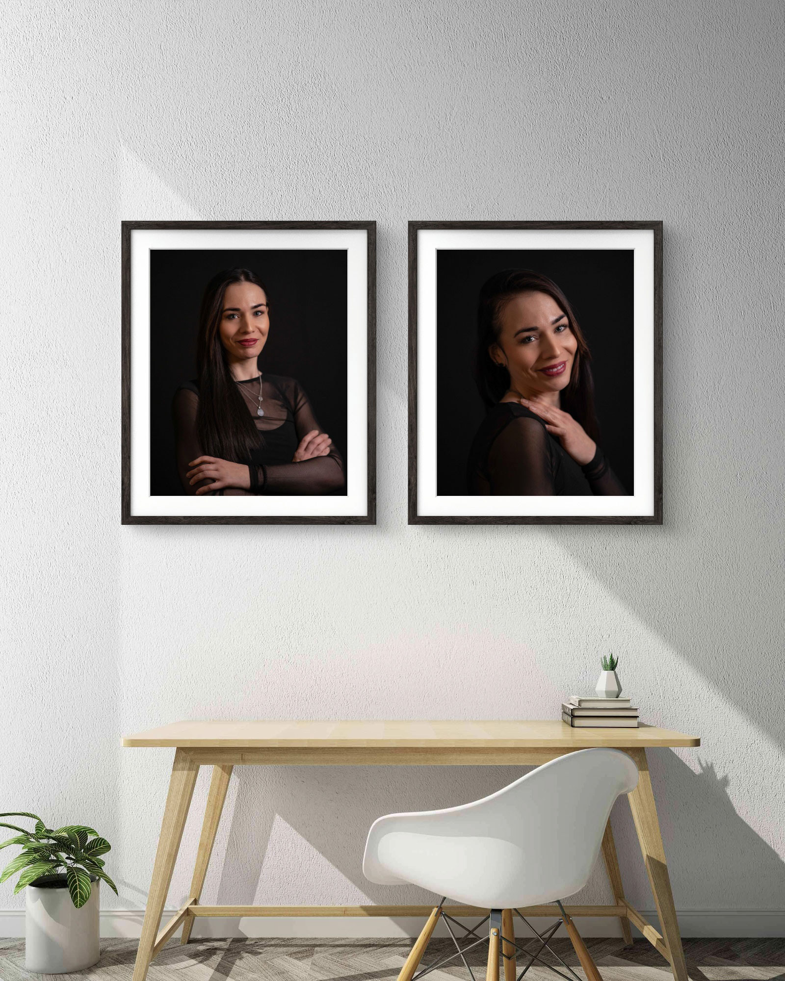 Präsentation von Business-Porträts in schwarzen Bilderrahmen über einem Schreibtisch – professionelle Fotografie von Medusa Fotografie, deinem Fotograf in Regensburg