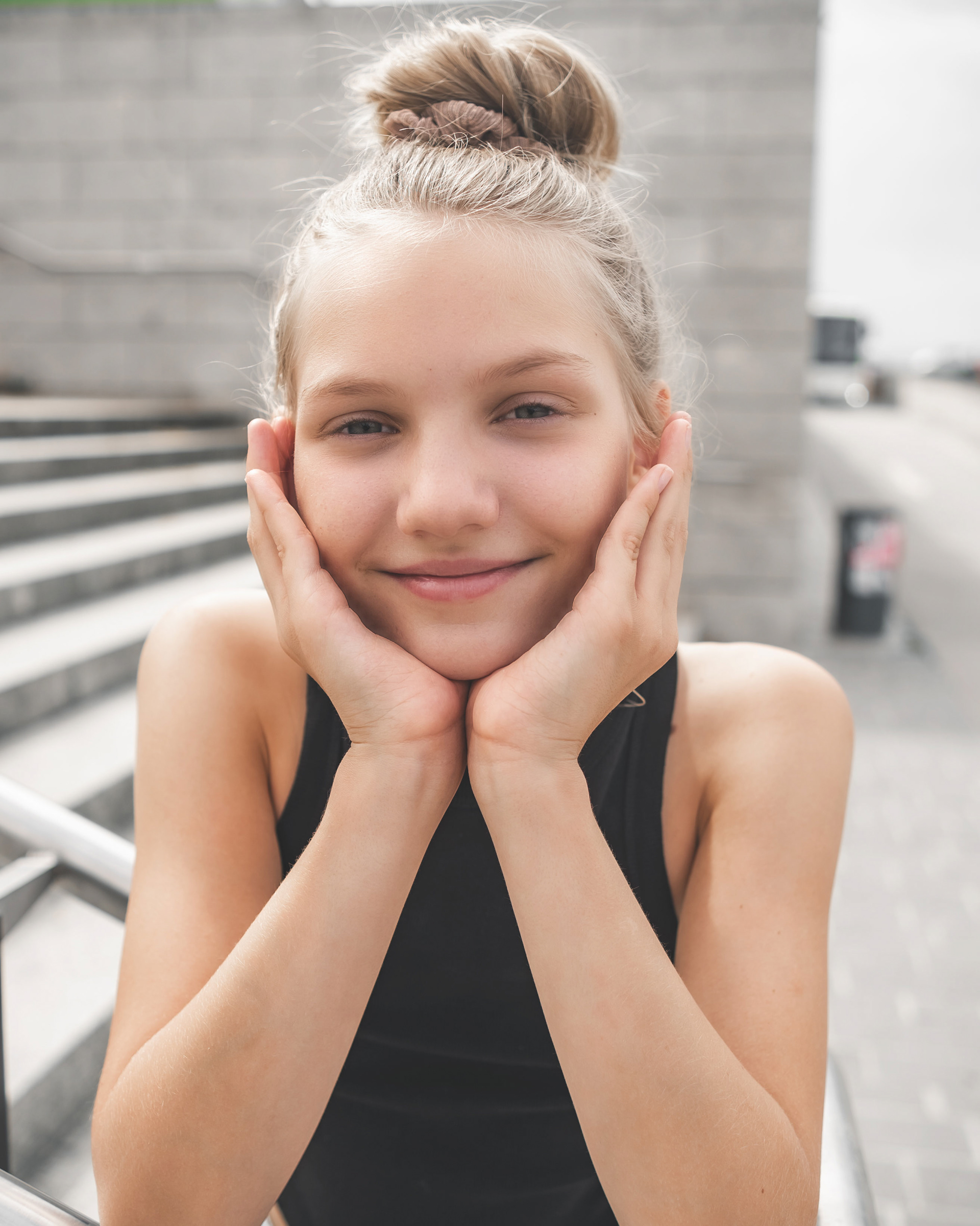 Outdoor-Fotografie in Regensburg: Teenager-Model posiert an der Donau und am bayerischen Museum