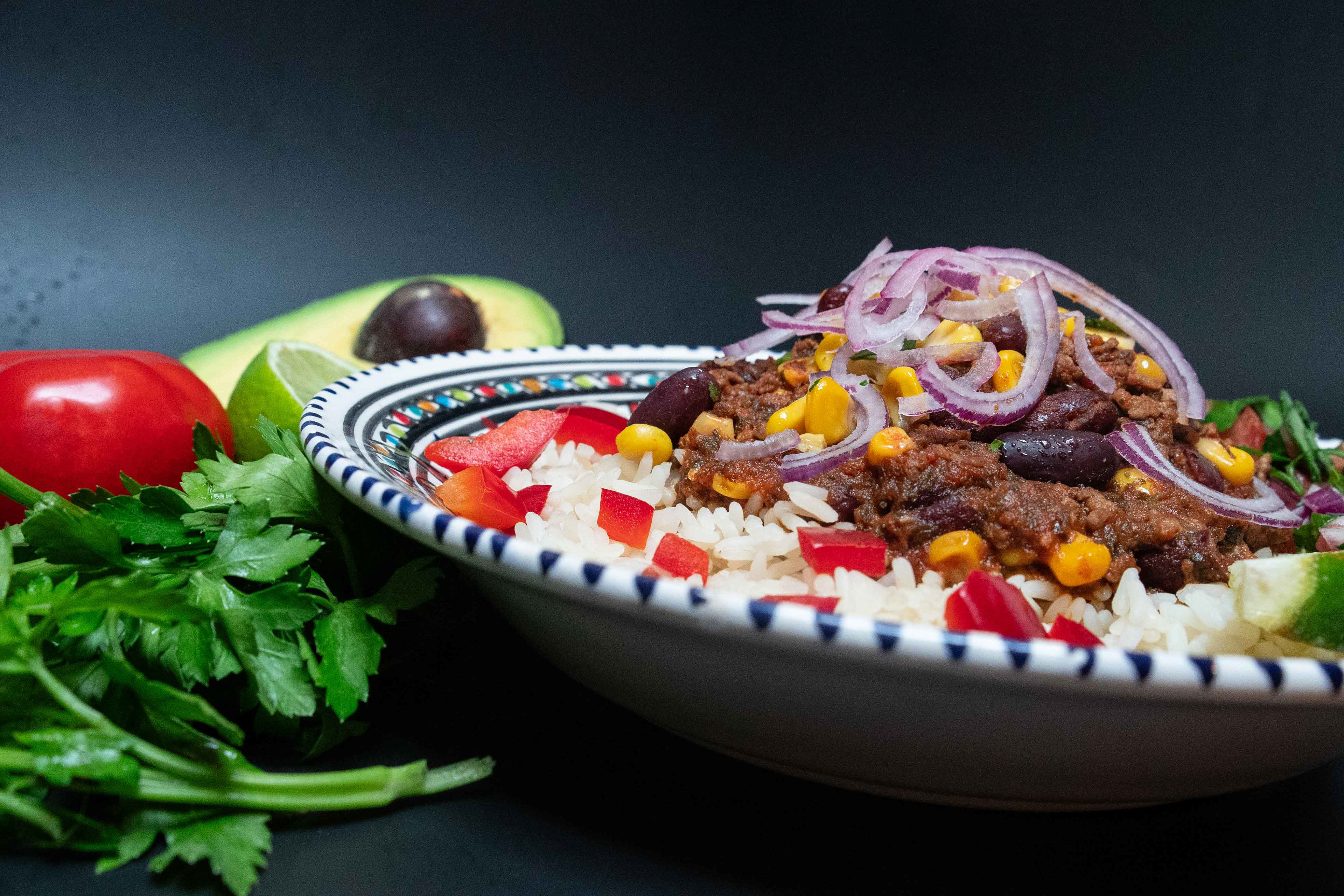 Hochwertiges Food-Styling und Fotografie eines ausgewählten Hauptgerichts, serviert auf elegantem Geschirr von Medusa Fotografie