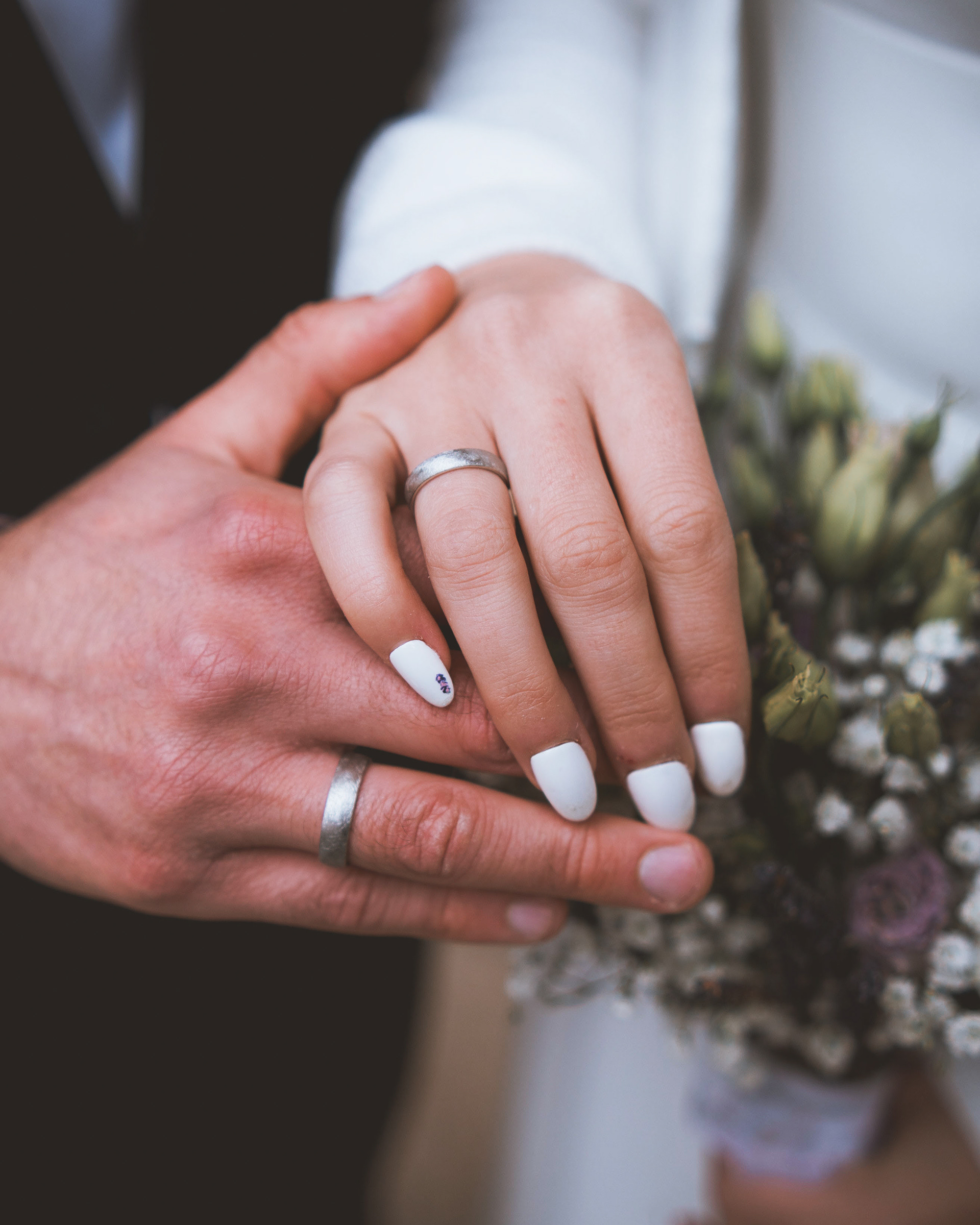 Nahaufnahme der Hände mit Hochzeitsringen nach der Trauung im Alten Rathaus Regensburg, ästhetische Hochzeitsfotografie von Medusa Fotografie