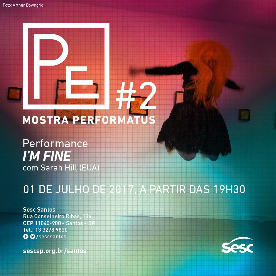 This is an image of a poster advertising the Performance I'm Fine by Sarah Hill for Sesc Santos Mostra Performatus in Brazil. The Performatus logo is in the top left corner in a white square with a capital P and a smaller capital E and a #2 outside of the white square. There is a pink to blue fade with a grid that has been applied as a filter over an image of Sarah Hill Jumping in a wig and dress and yellow stilettos. They are mid air. Information is posted below in spanish.