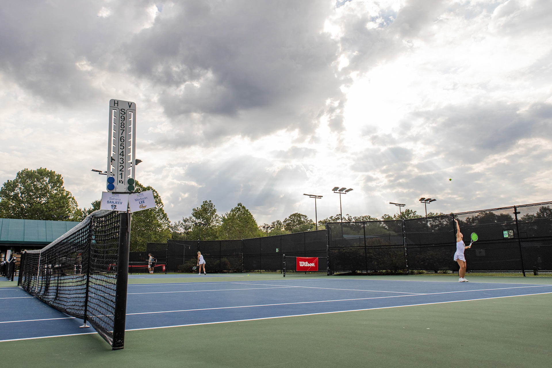 COLLEGE PARK, MARYLAND - SEPTEMBER 20: GW tennis junior Madison Lee throws the ball up in a serve against Johns Hopkins University’s Sahana Sanjeev at the University of Maryland Bedford Cup tournament in College Park, Md. on Sept. 20, 2025. After one win and one loss on the opening day, Lee managed to pull off a win against Sanjeev and two others in the Saturday matches.