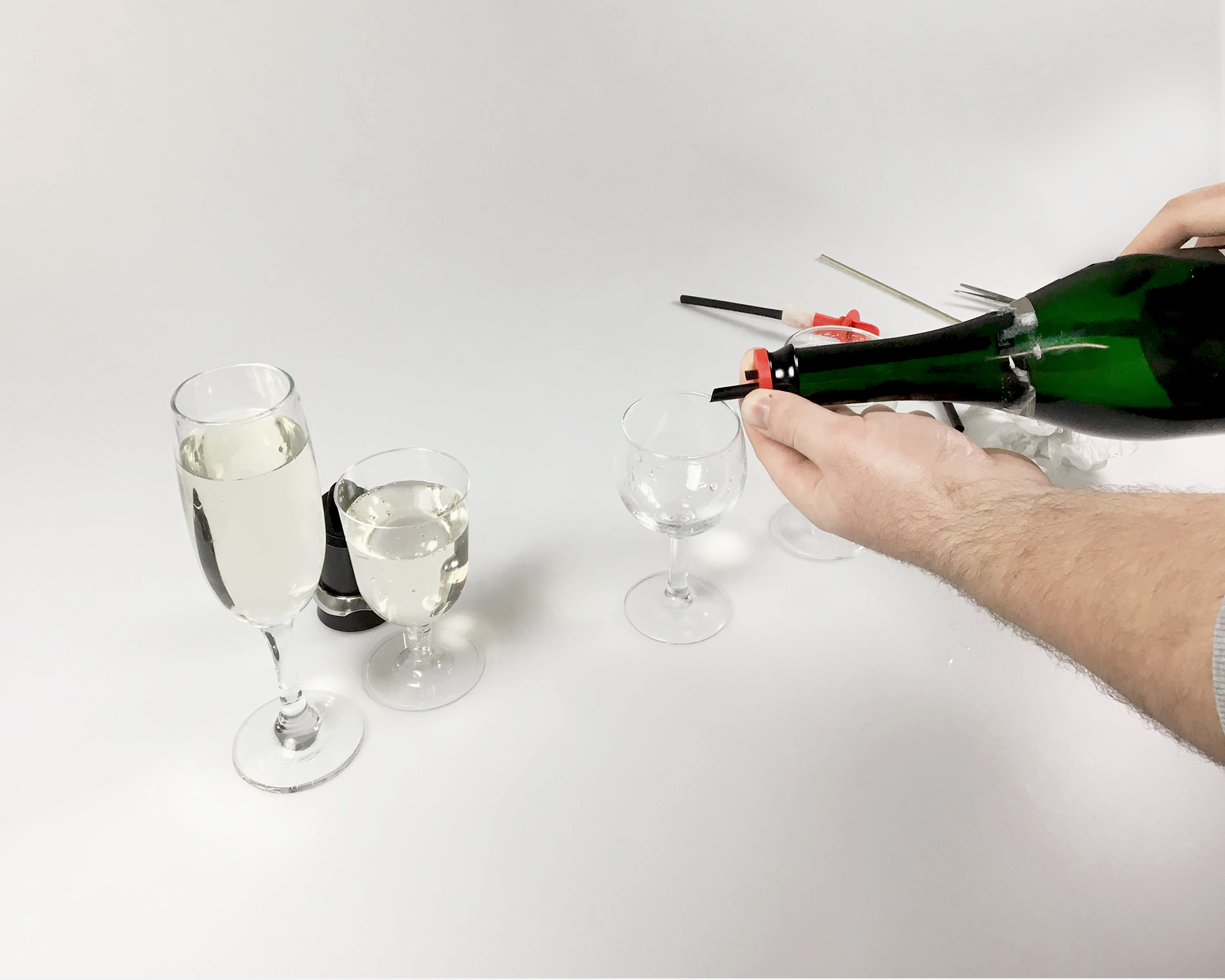 How to pour sparkling wine fast & clean?