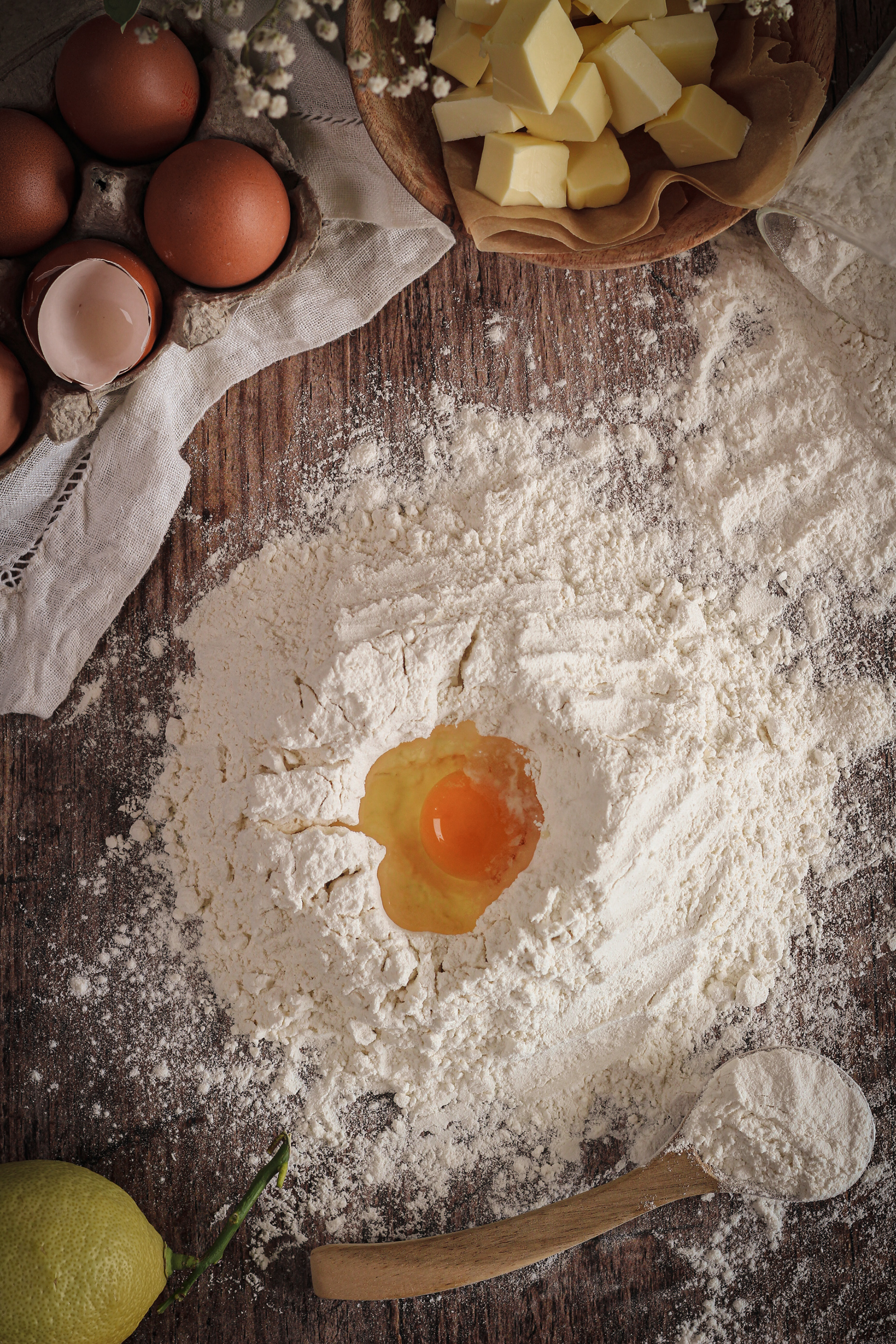 Ingredienti per pasta frolla in scena dark and moody — food photography professionale · Bianca Eleuteri fotografa food Marche