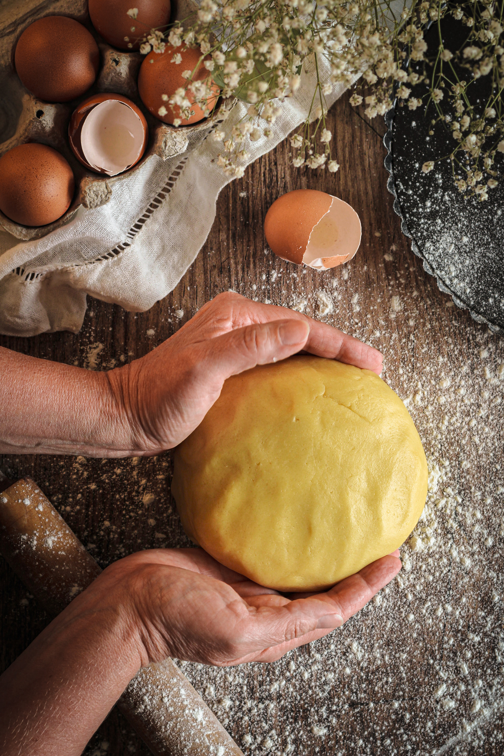Pasta frolla tra le mani in lavorazione dark and moody — food photography professionale · Bianca Eleuteri fotografa food Marche