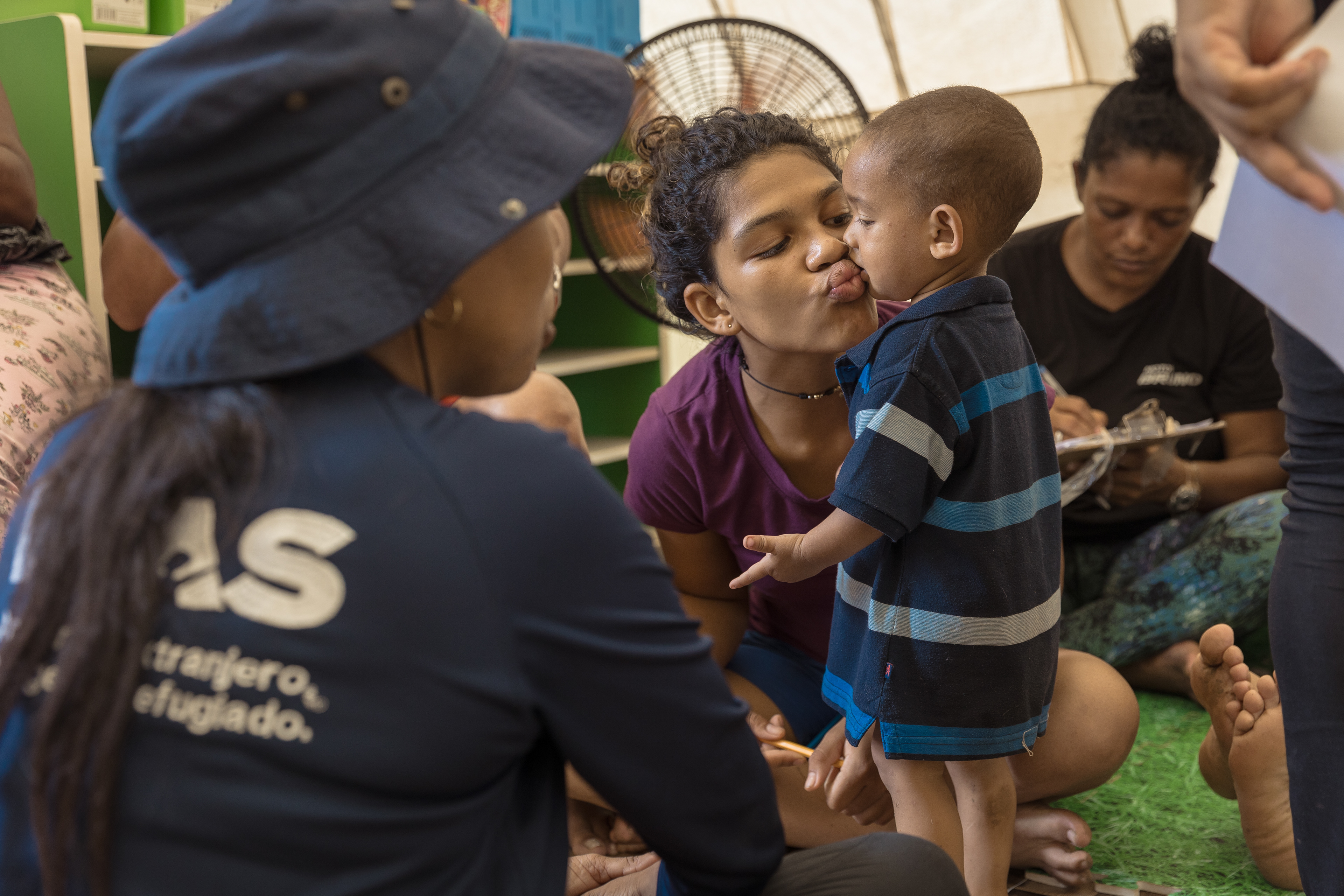 HIAS staff speaks with women migrants at the support tent in the Migration Reception Center, Lajas Blancas.