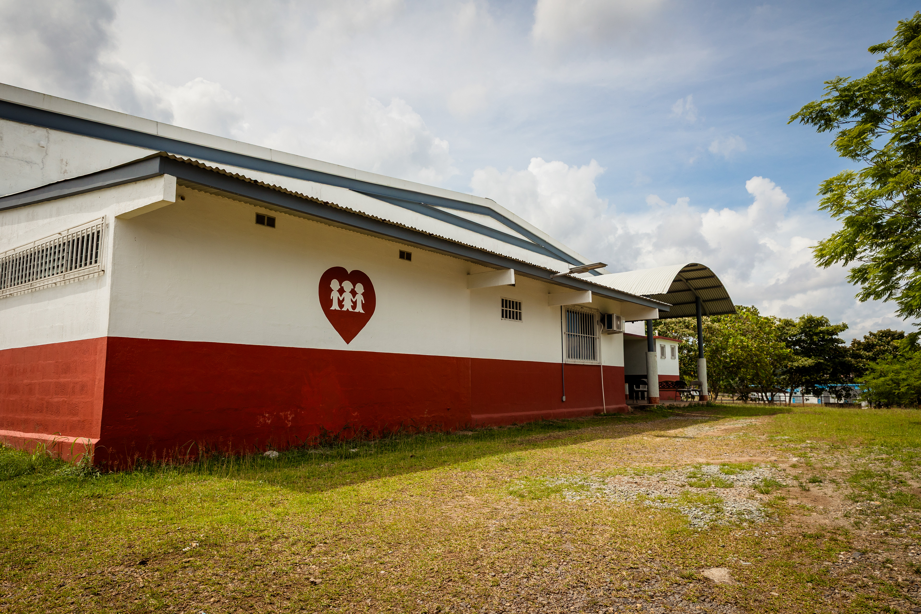 Exterior view of the Fe y Alegría shelter, where migrants expelled from the U.S. under the Trump administration’s 2025 deportation policy are temporarily housed. Panama City, Panama. July 26, 2025.