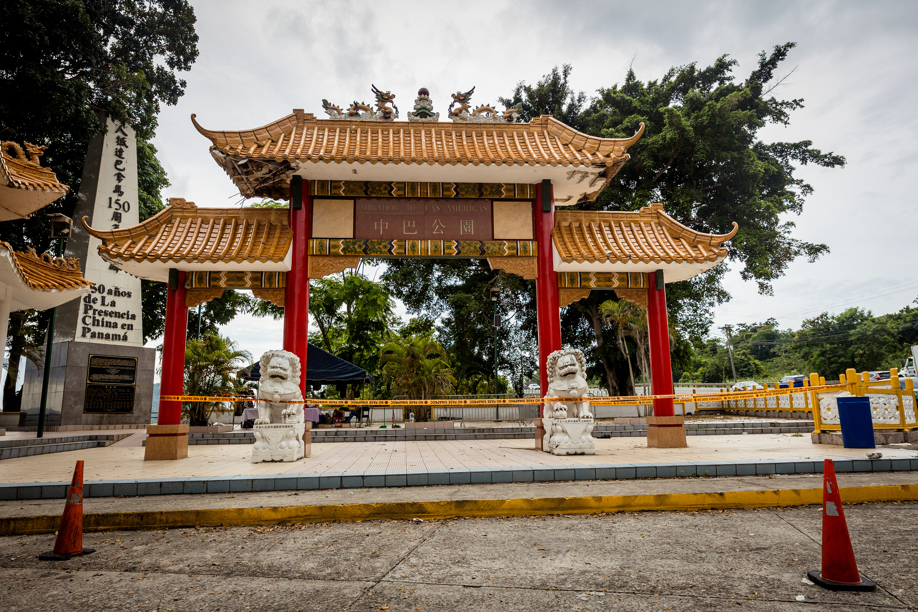 A monument at the Mirador at the Bridge of the Americas, gifted by the Chinese community of Panama to commemorate 150 years of Chinese presence in the country (1854–2004).