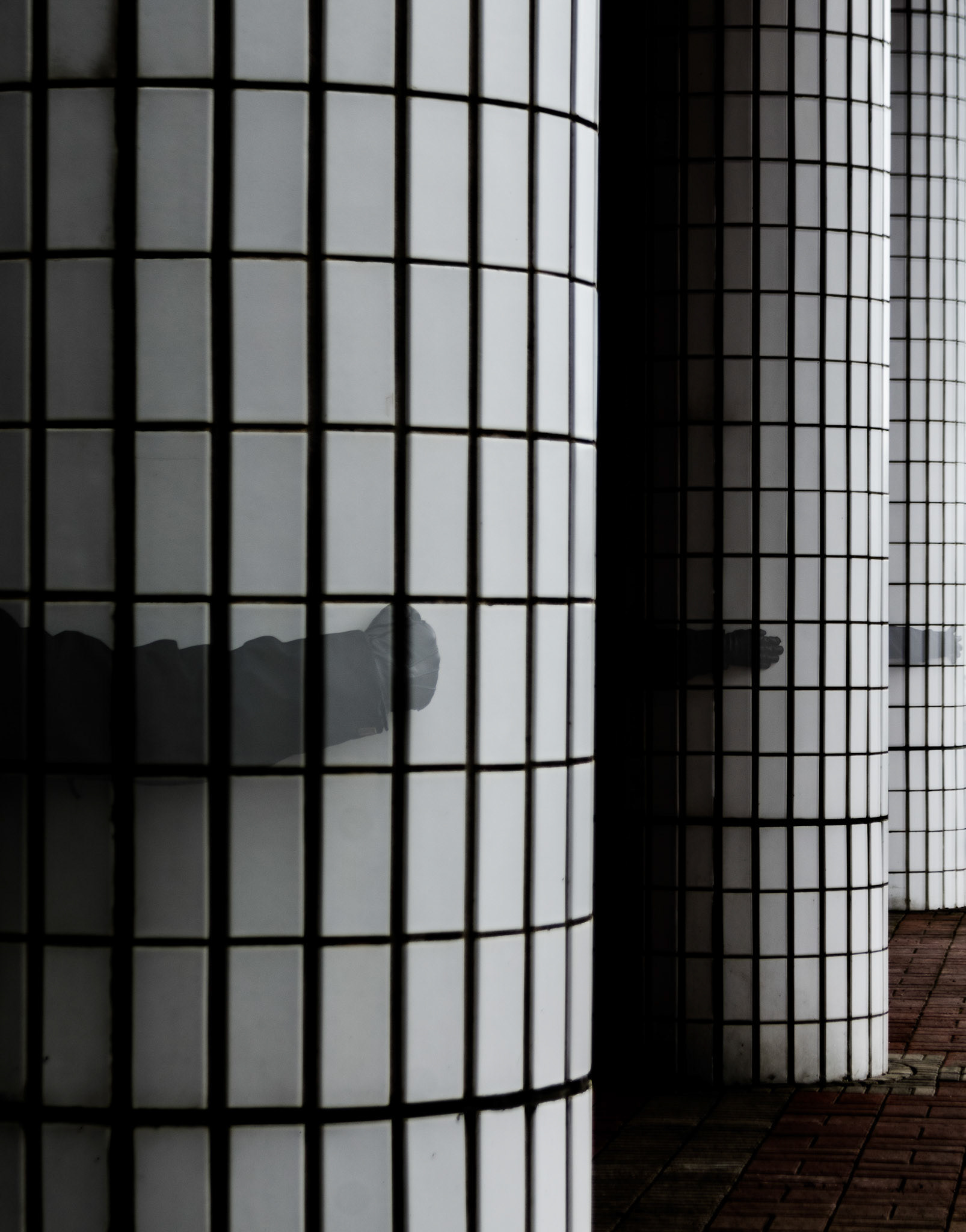 Itätuulenkujan jättiläisten jalat