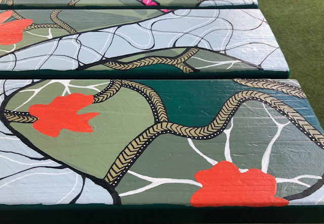 Detailed leaves to evoke Art Deco style