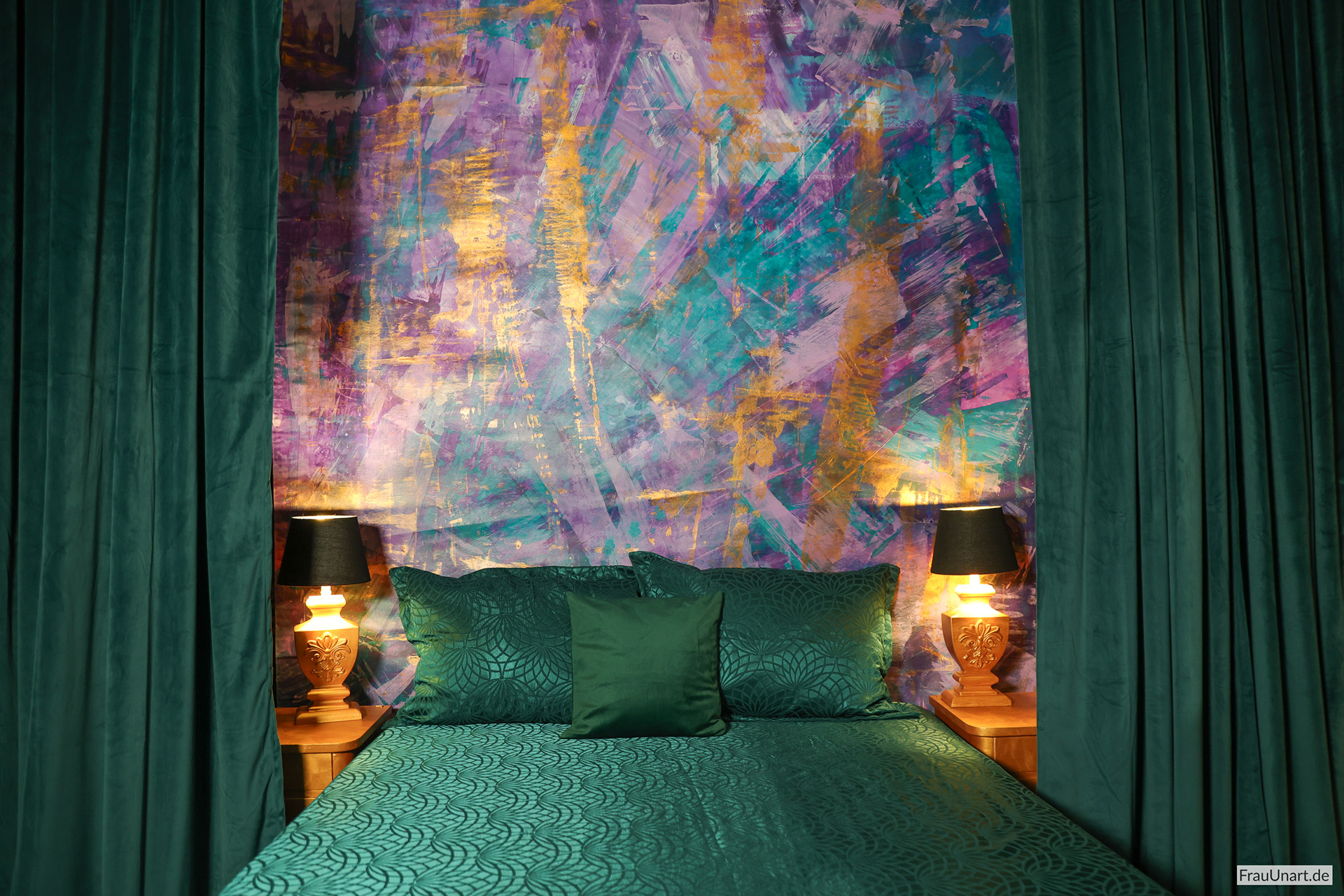 Eine Leinwand in Lila und Grün. Dazu gibt es auch noch einen Bodenteil.