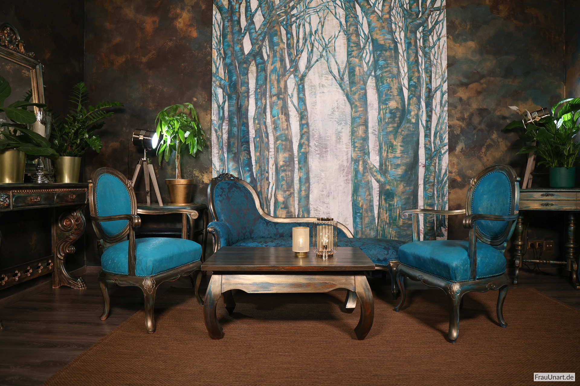 Raum 1 mit Sitzgruppe, der Wolkenwand und dem Winterhintergrund auf Leinwand.