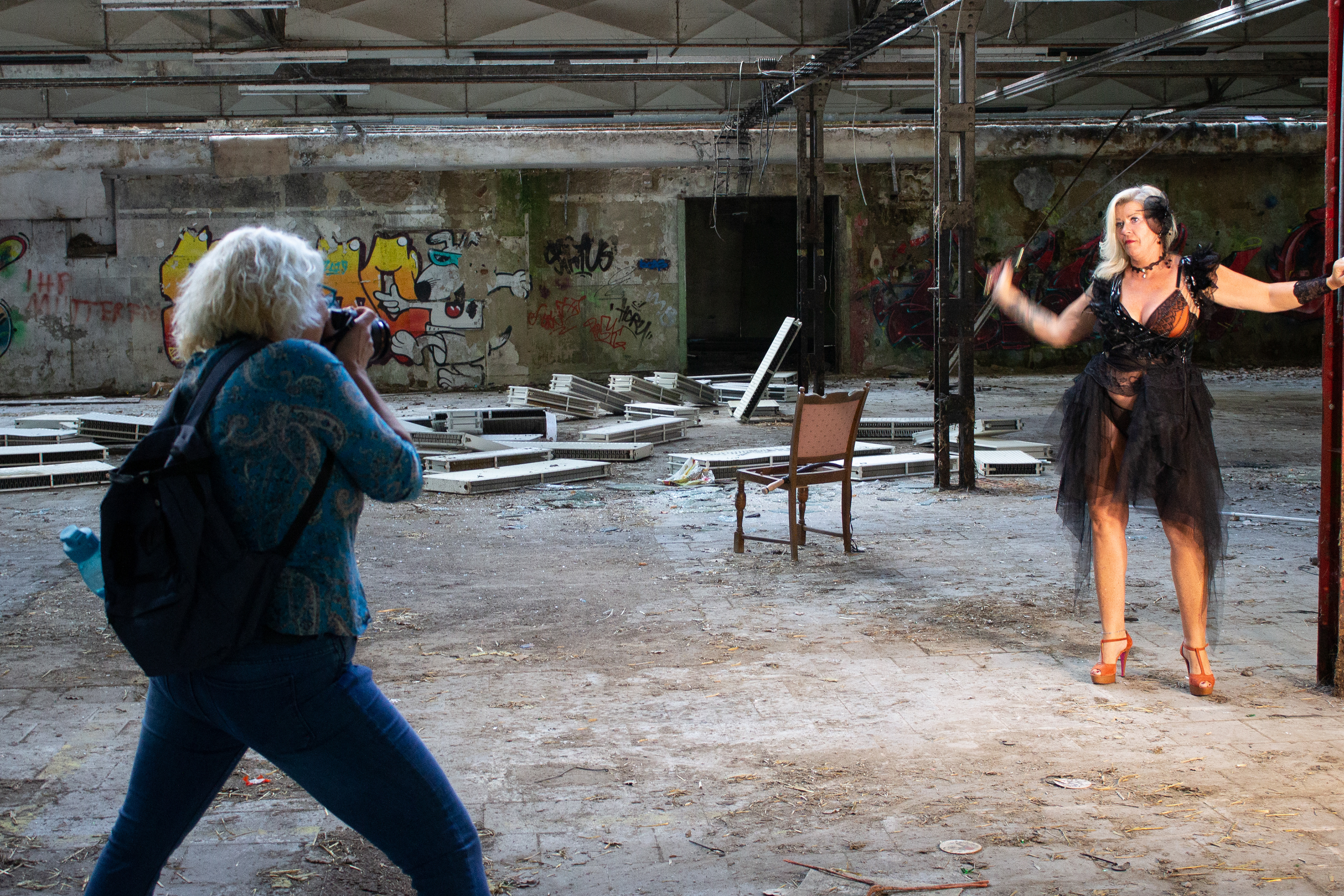 Als Fotografin muss Frau sportliche Kleidung tragen. Denn für ein gutes Foto muss Frau sich auch mal in den Dreck werfen.