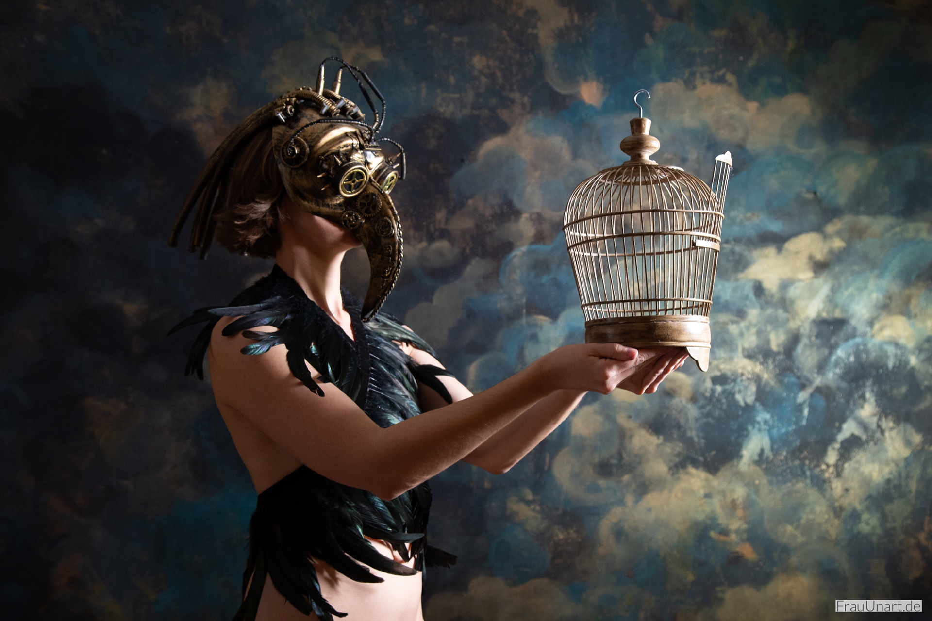 Ein anonymes Model mit einer Maske, die zum Studio gehört. Im Hintergrund die Wand mit Wolken.