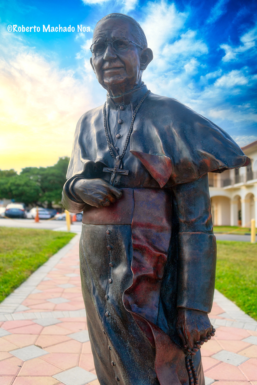 Sculpture of Monsignor Agustin Roman afuera de la Ermita de la Caridad, Miami