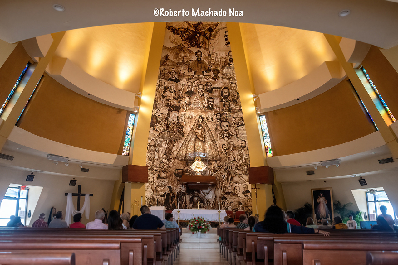 Vista simetrica del interior de la Ermita de la Caridad, Miami