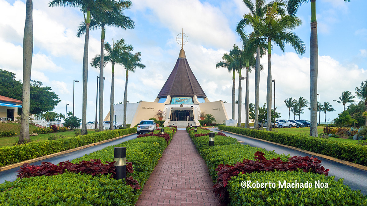 Vista simetrica de la entrada de la Ermita de la Caridad, Miami